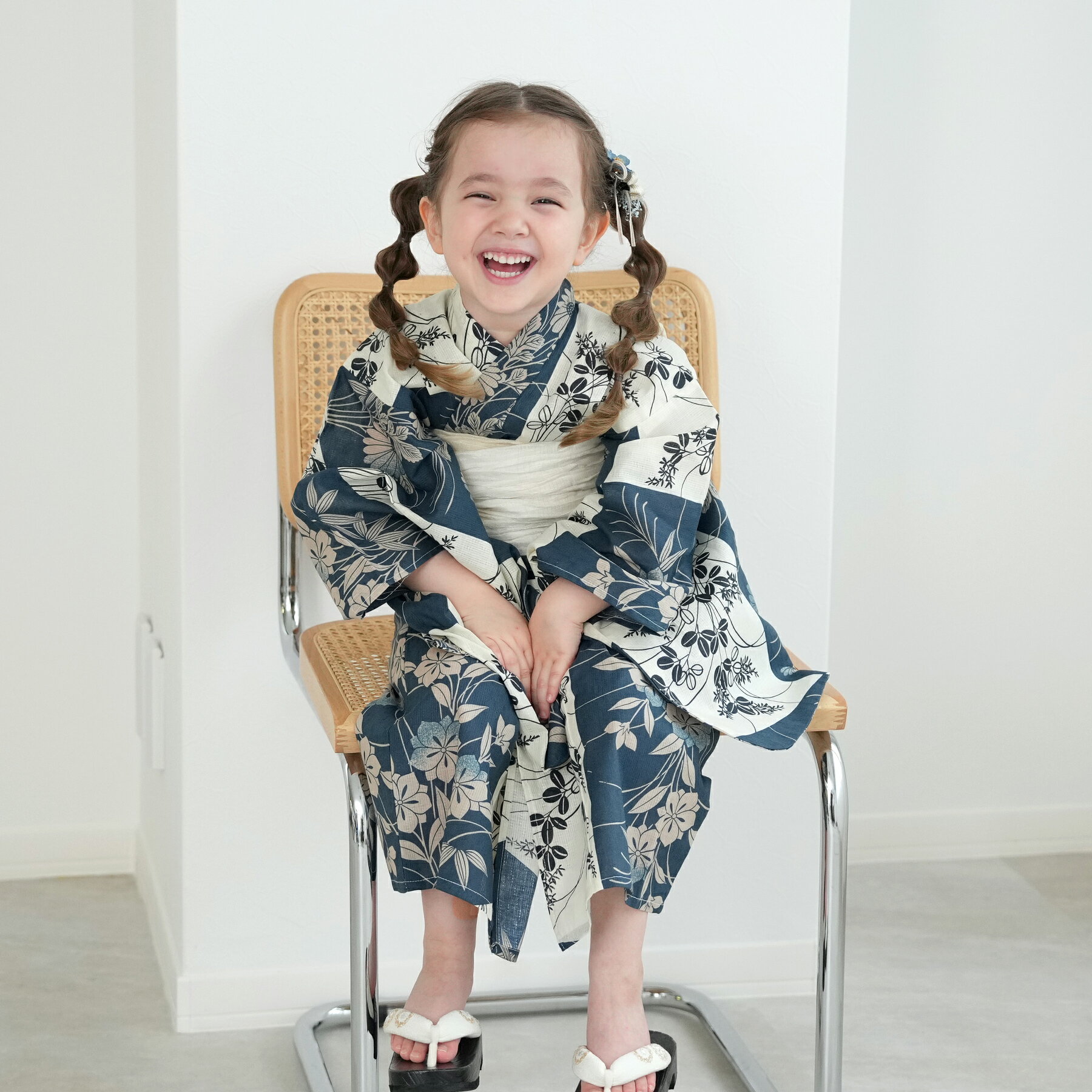 楽天ひよこ商店【ニコアンティーク kids 高級変わり織 子供浴衣3点セット 女の子 鉄紺の変わり市松と小菊】個性派きものブランドNicoAntiqueの2024年新作 こども浴衣セット（ゆかた・帯・下駄）3歳 4歳 5歳 6歳 7歳 8歳 9歳 10歳 レトロ キッズ 国産生地 国内染色 上質