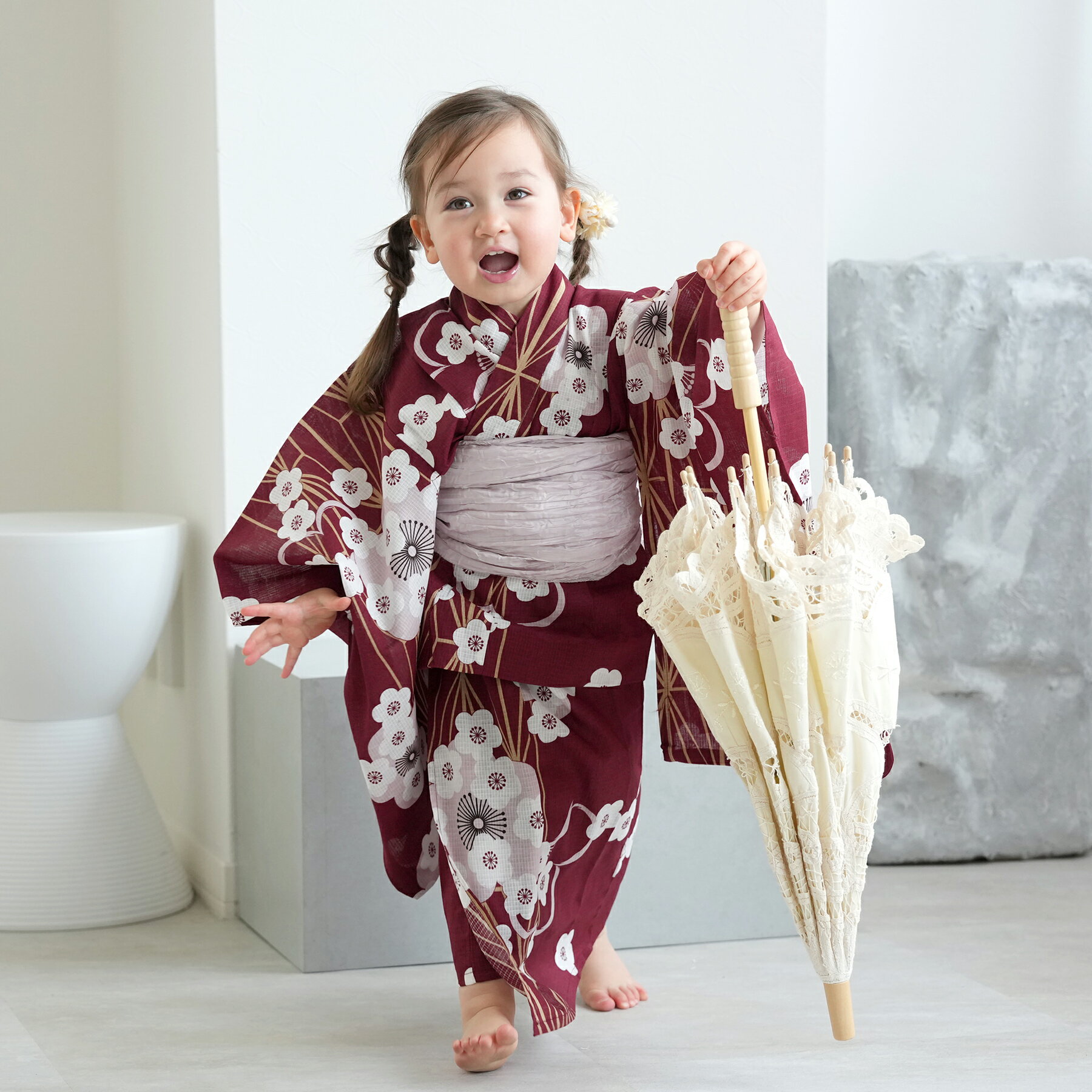 【ひよこ商店 kids 高級変わり織 子供浴衣3点セット 女の子 えんじに麻の葉と重なる梅】人気着物ブランドの昭和レトロくすみカラー こども浴衣セット（ゆかた・帯・下駄）3歳 4歳 5歳 6歳 7歳 8歳 9歳 10歳 レトロ キッズ 国産生地 国内染色