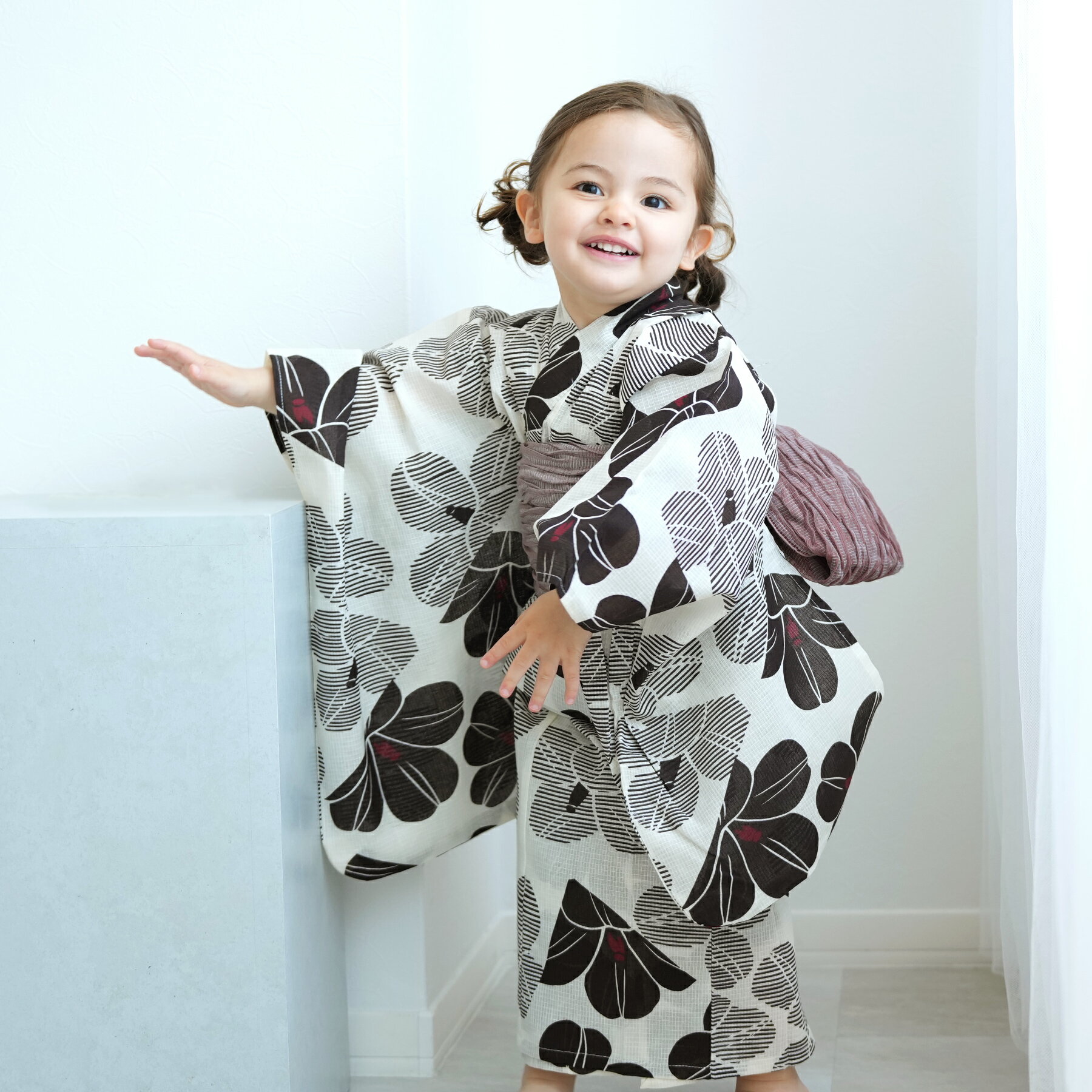 【34％OFF】【ひよこ商店 kids 高級変わり織 子供浴衣3点セット 女の子 モノクロ椿モザイク】人気着物ブランドの昭和レトロくすみカラー こども浴衣セット（ゆかた・帯・下駄）3歳 4歳 5歳 6歳 7歳 8歳 9歳 10歳 レトロ キッズ 国産生地 国内染色のサムネイル