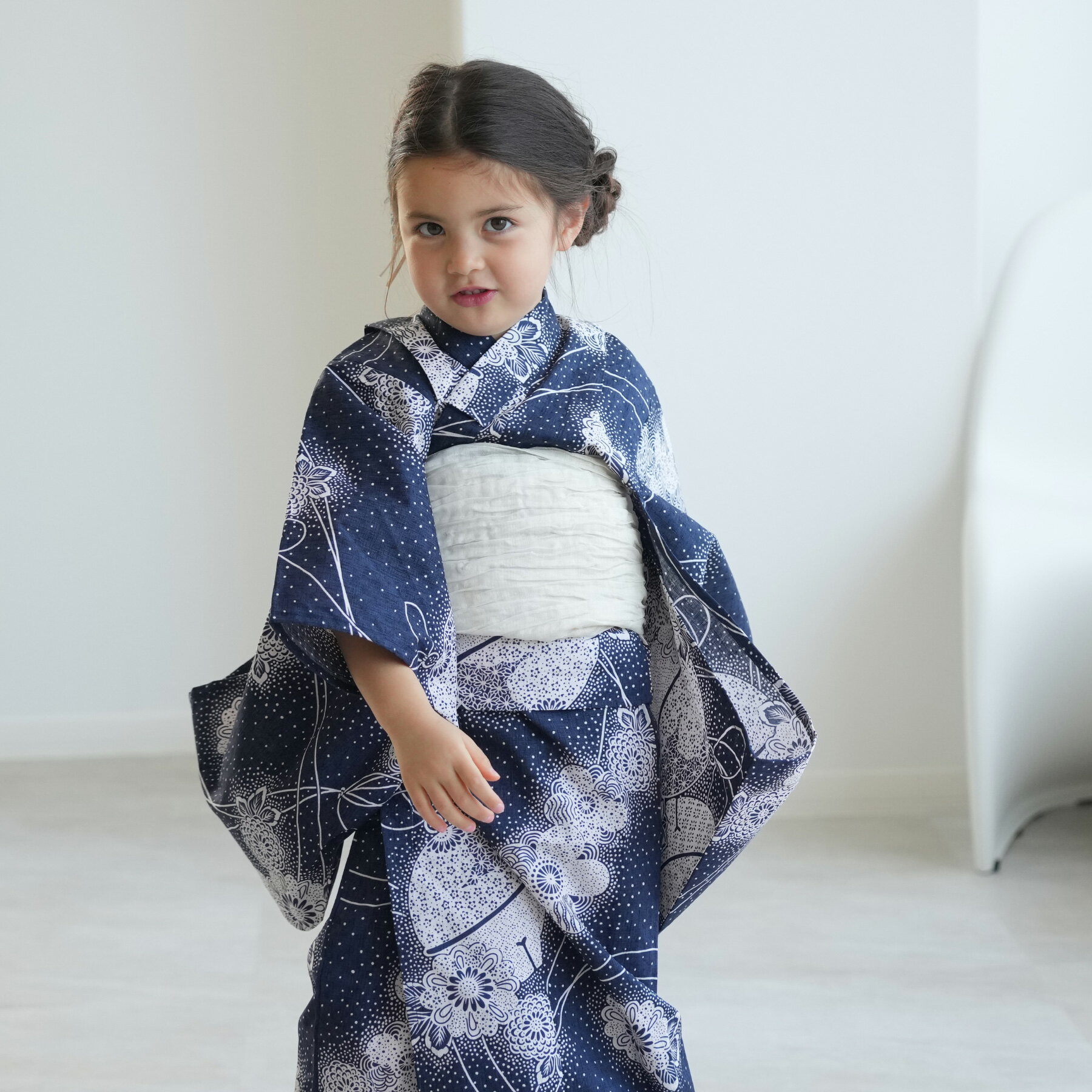 【34％OFF】【ニコアンティーク kids 高級変わり織 子供浴衣3点セット 女の子 紺地に鈴むすび】個性派きものブランドNicoAntiqueの2024年新作 こども浴衣セット（ゆかた・帯・下駄）3歳 4歳 5歳 6歳 7歳 8歳 9歳 10歳 レトロ キッズ 国産生地 国内染色 上質のサムネイル