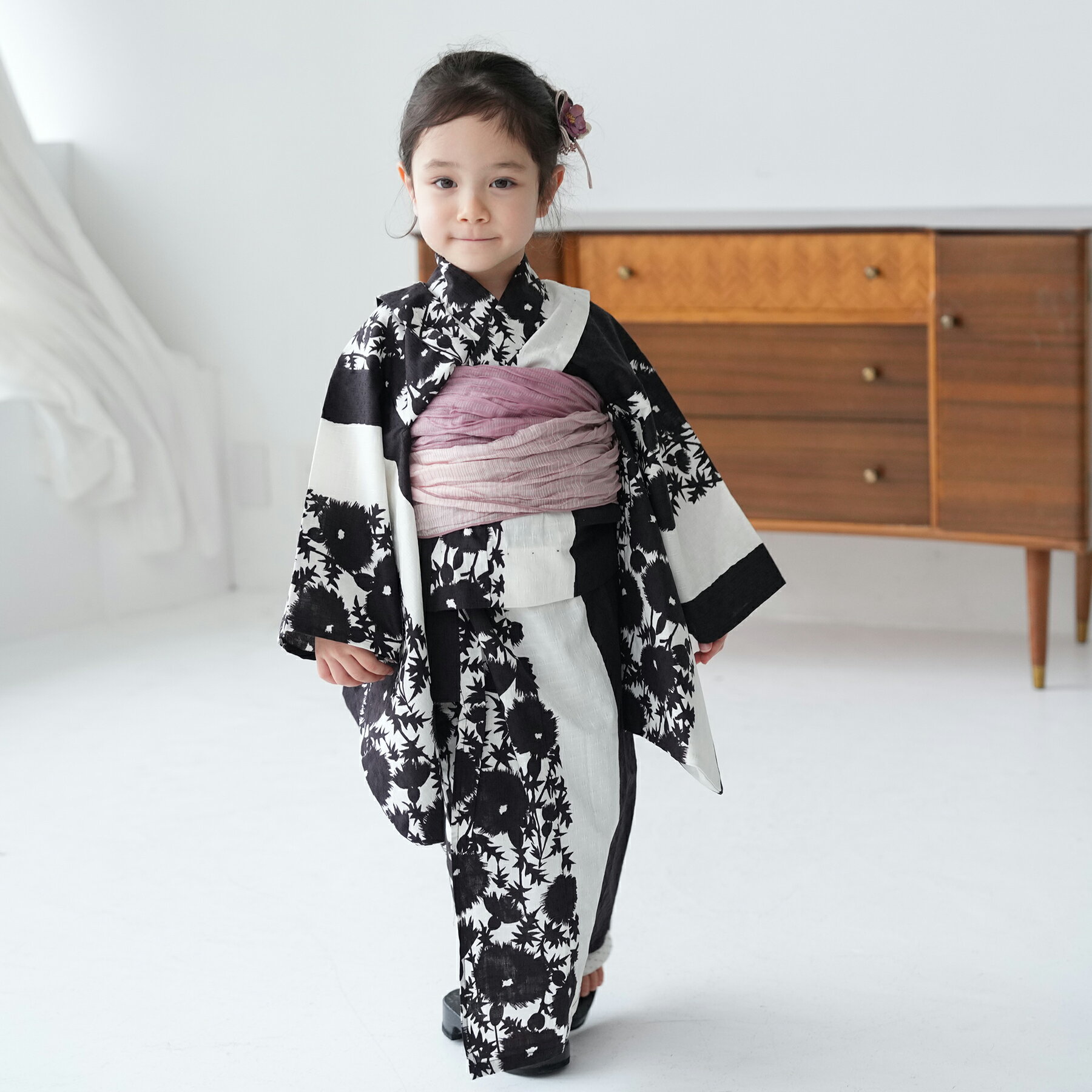 【ニコアンティーク kids 高級変わり織 子供浴衣3点セット 女の子 黒と白のあざみ染め分け】個性派きものブランドNicoAntiqueの2024年新作 こども浴衣セット（ゆかた・帯・下駄）3歳 4歳 5歳 6歳 7歳 8歳 9歳 10歳 レトロ キッズ 国産生地 国内染色 上質