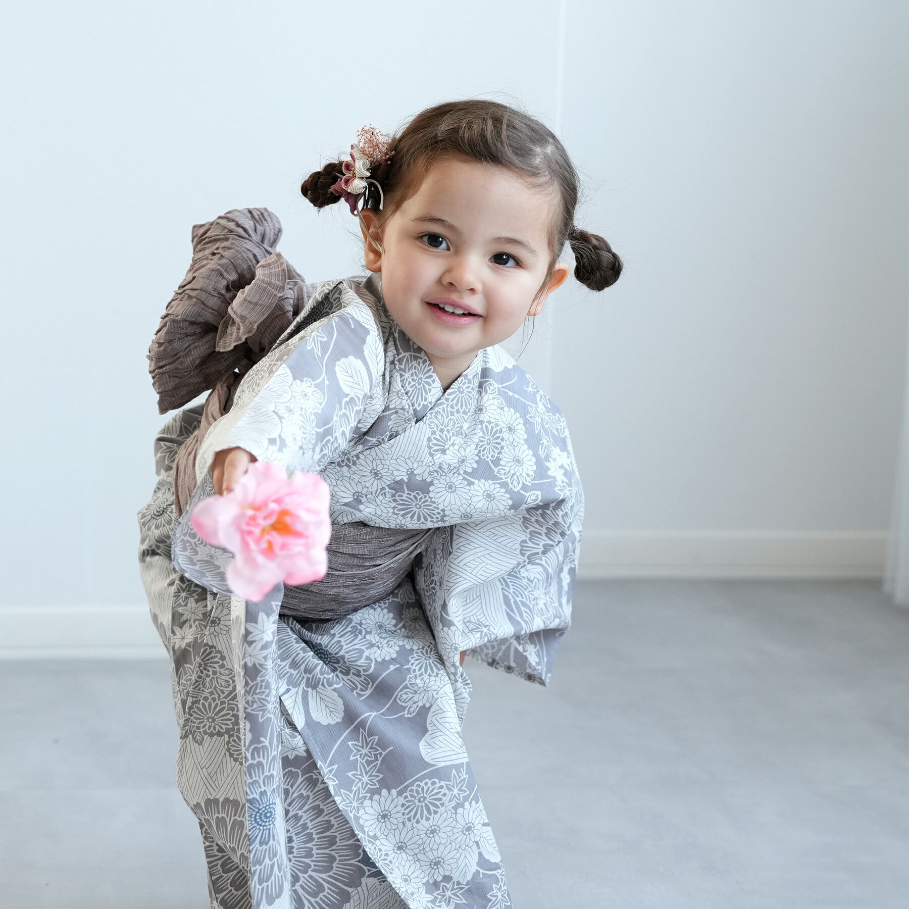 楽天ひよこ商店【ひよこ商店 kids 高級変わり織 子供浴衣3点セット 女の子 銀灰色に菊爛漫】 人気着物ブランドの昭和レトロくすみカラー こども浴衣セット （ ゆかた・帯・下駄 ） 3歳 4歳 5歳 6歳 7歳 8歳 9歳 10歳 レトロ キッズ 国産生地 国内染色