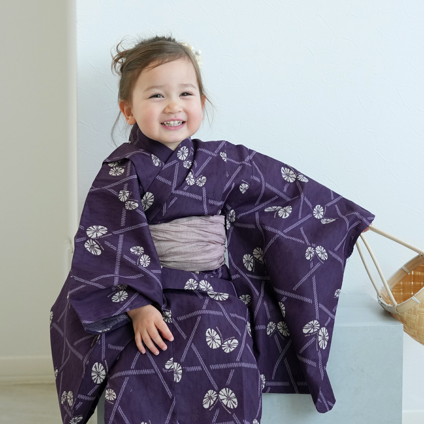 楽天ひよこ商店【27％OFF】【ニコアンティーク kids 高級変わり織 子供浴衣3点セット 女の子 紫にかごめ絞り柄の紋白蝶】 個性派きものブランドNicoAntiqueの2025年新作 こども浴衣セット（ゆかた・帯・下駄）3歳 4歳 5歳 6歳 7歳 8歳 9歳 10歳 レトロ キッズ 国産生地 国内染色 上質