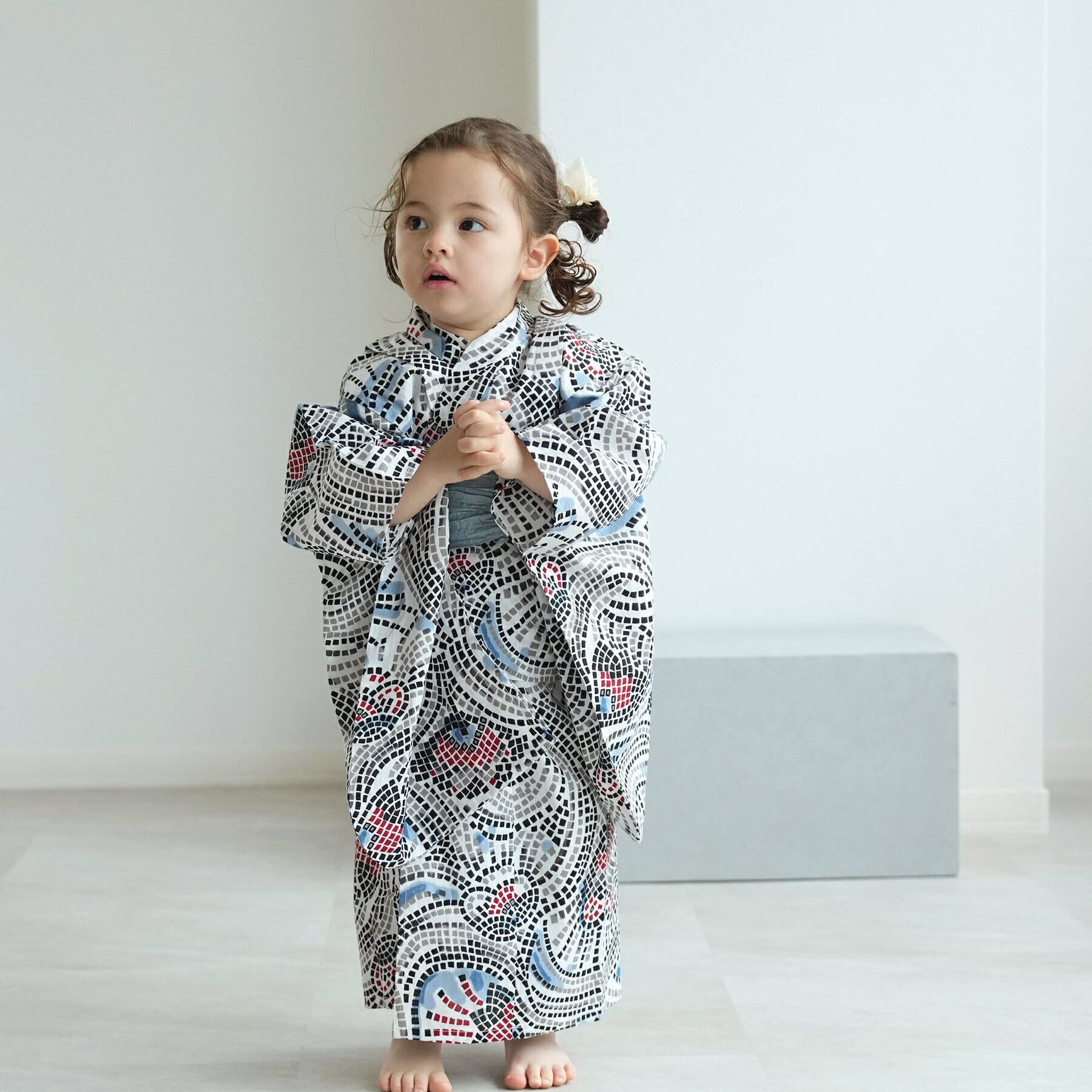 楽天ひよこ商店【27％OFF】【ニコアンティーク kids 高級変わり織 子供浴衣3点セット 女の子 チューリップモザイク ブルー】 個性派きものブランドNicoAntiqueの新作 こども浴衣セット （ ゆかた・帯・下駄 ） 3歳 4歳 5歳 6歳 7歳 8歳 9歳 10歳 レトロ キッズ 国産生地 国内染色