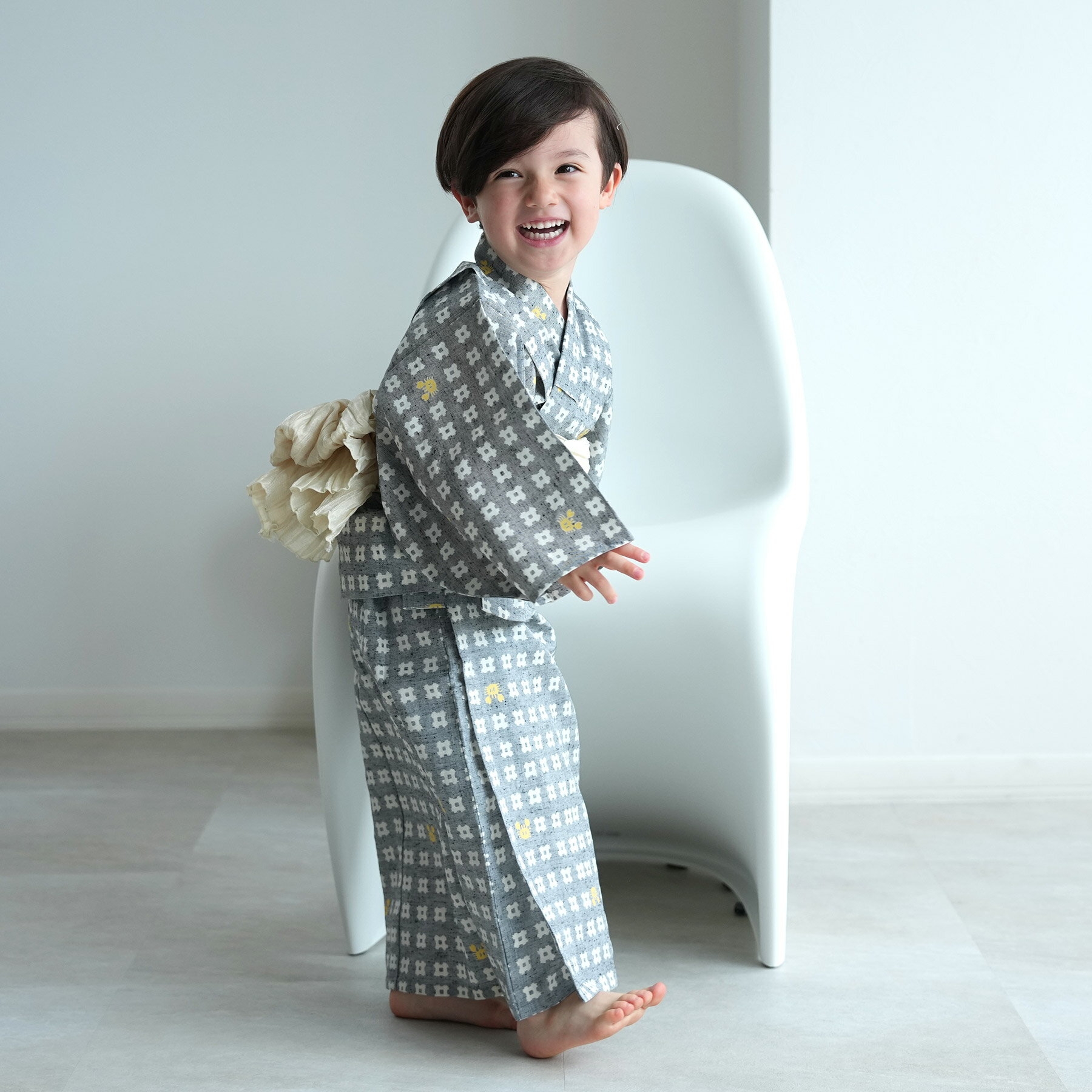 浴衣 子供 男の子 セット（浴衣/帯/下駄） utatane 100-130cm（適応身長95-135cm） ゆかた セット 注染（本染め） 100 110 120 130 井桁 子ども グレー系 子供 kids 灰色 白 ホワイト 黄色 イエロー いげた かに 昭和 かわいい おしゃれ 本染め 伝統工芸 新作のサムネイル