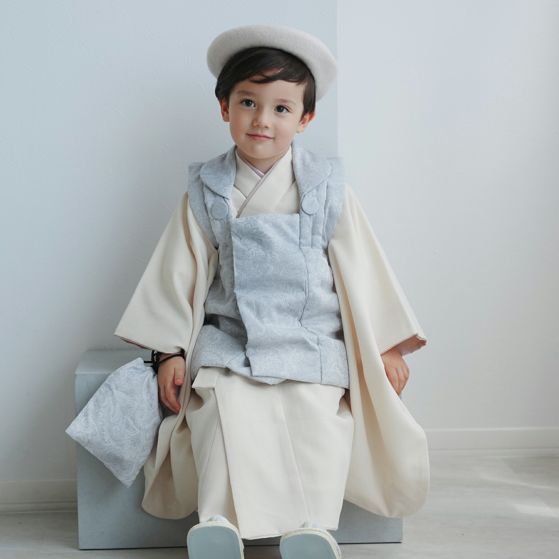 【ひよこ商店 kids 七五三 着物 3歳 男の子 ベレー帽つき被布フルセット ジャガード&ナチュラルファブリック アイスグレー×クリーム】 七五三お祝い着セッ...