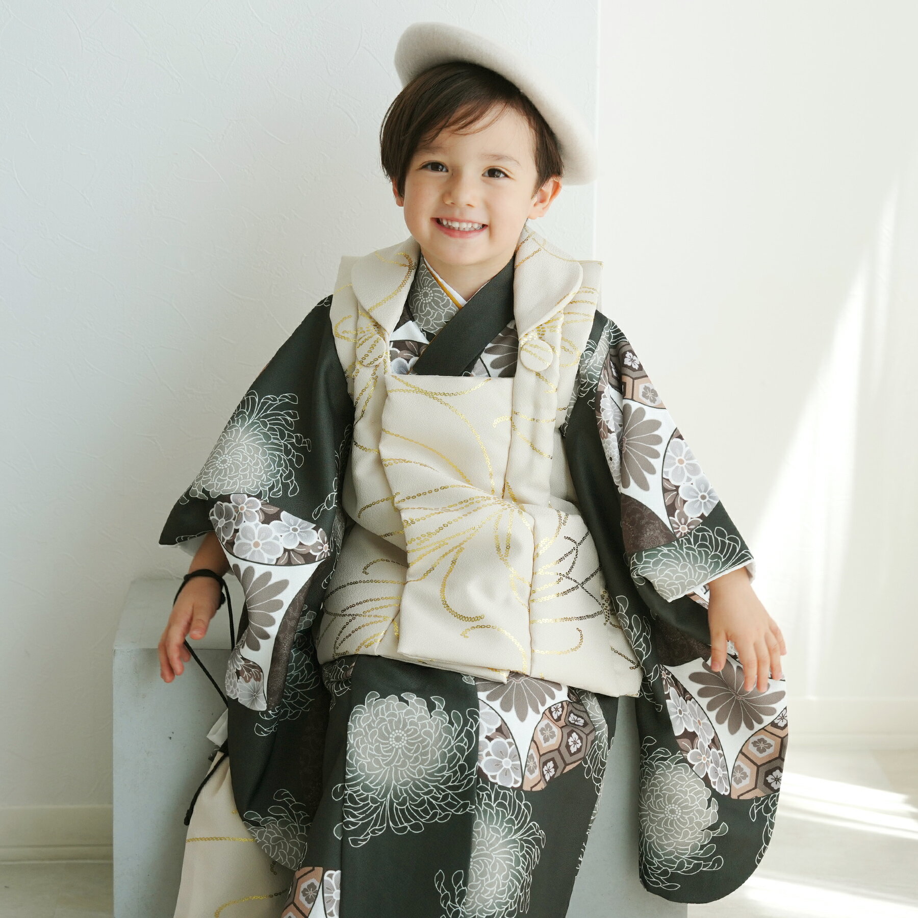 【ひよこ商店 kids 七五三 着物 3歳 男の子 ベレー帽つき被布フルセット ベージュ金彩×グリーン七宝】 人気着物ブランドの七五三お祝い着セット(被布コート...