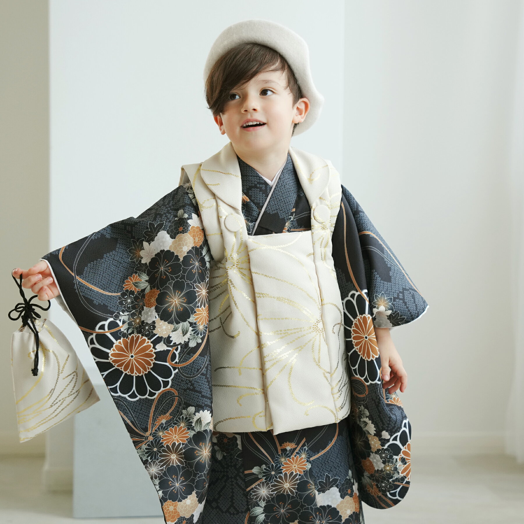 【ひよこ商店 kids 七五三 着物 3歳 男の子 ベレー帽つき被布フルセット ベージュ金彩×墨黒の菊重ね】 人気着物ブランドの七五三お祝い着セット(被布コート...