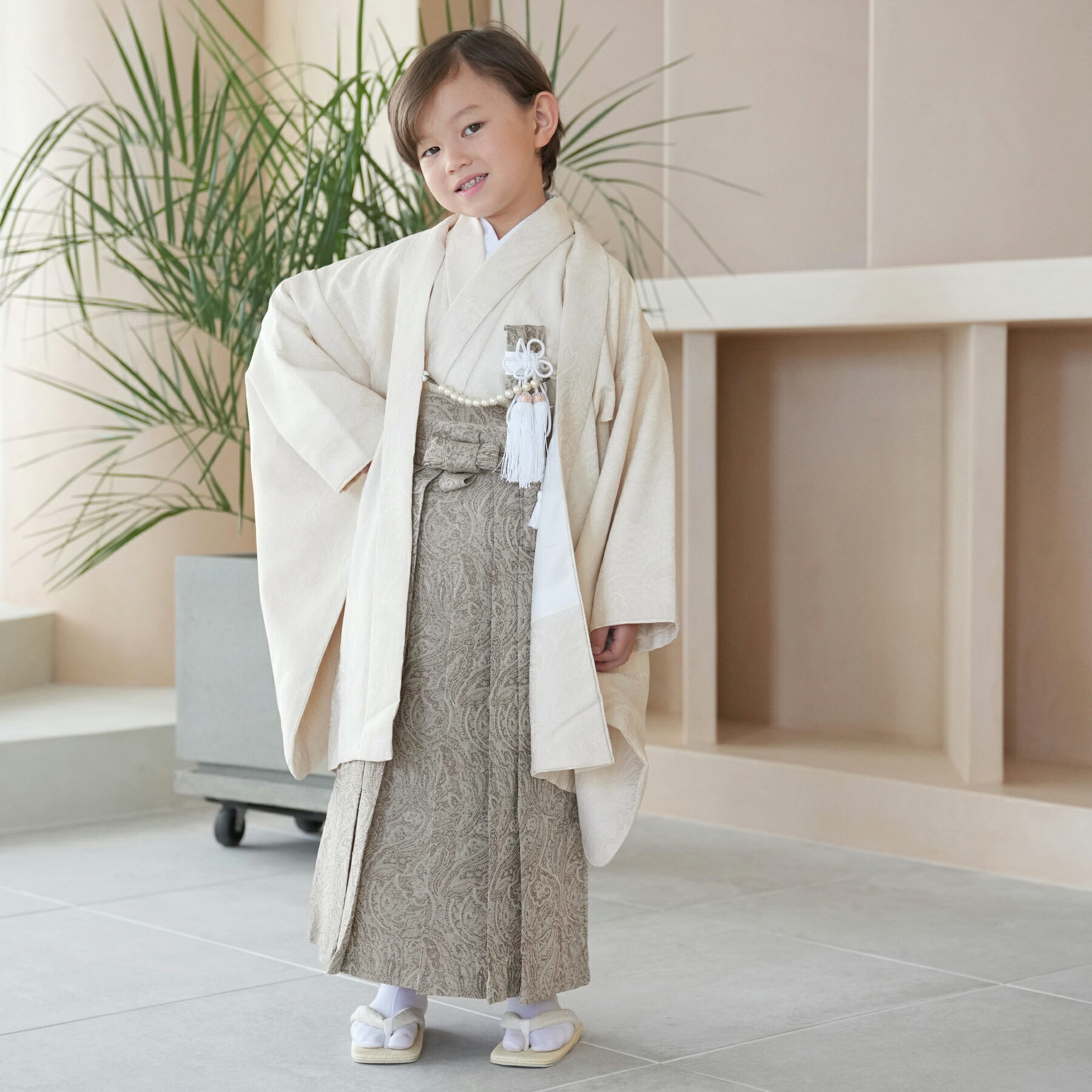 七五三セット utatane 袴60cm（身長105cm-115cm前後） 七五三 5歳 袴セット ペイズリー 着物セット 販売 オフ白 子供 アイボリー ブラウン 地紋 袴 男子 五歳 五才 男の子 ジャガード 羽織 袴 着物 長襦袢 角帯 御守 懐剣 羽織紐 雪駄 足袋 信玄袋のサムネイル