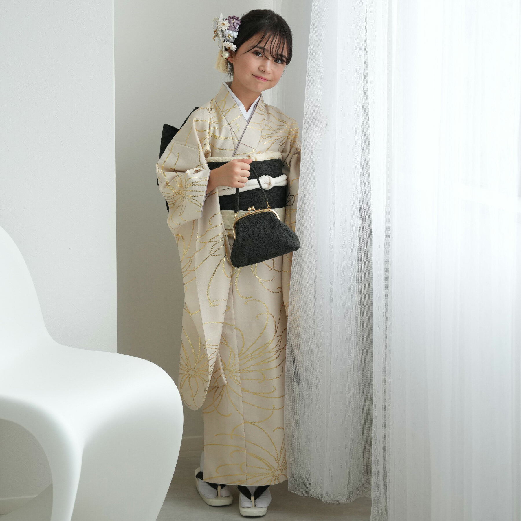 [商品画像について] ※商品画像はできる限り実物を再現するよう心掛けておりますが、お客様のモニターや閲覧環境によって大きく色味が異なる場合があります。 [商品在庫について] ※商品在庫は他店舗販売と共有しているため、更新のタイミングにより在庫切れの場合はやむをえずキャンセルさせていただく可能性があります。 ▼ ▼　着物コーデにおすすめのアイテム　▼ ▼ひよこ商店オリジナル。 10歳前後のお子様向けの振袖販売セットです。 十歳（ととせ）の祝いやお正月のご挨拶など。 お子様の節目の撮影におすすめのお着物です。 【セット内容】 着物（重ね襟縫いつけ済み）・作り帯・帯揚げ・帯締め・志古貴・草履・バッグ・半衿付き長襦袢・足袋 ※肌着、腰紐、補整用の薄手のタオルはご自宅でご用意ください。 ※髪飾りは付属いたしません。モデル着用のものは撮影用備品となります。 ※商品に肩上げ、腰上げはしておりません。 ※生地の裁断位置により柄の出方が変わる場合がございます。ご了承くださいませ。 【素材】 着物表地 ポリエステル100％ 半衿　ポリエステル100％ 裏地　八掛　ポリエステル100％ 裏地　胴裏　ポリエステル100％ 長襦袢　ポリエステル100％ 足袋　ポリエステル100％ 【適応サイズ】 適応身長 約135cm-145cm前後 【実寸サイズ】 着物：身丈 約145cm・裄丈 約63cm・袖丈 約76cm 長襦袢：身丈 約103cm・裄丈 約62cm・袖丈 約75cm 草履：約22cm・横幅 約8cm・踵高さ 約4.5cm バッグ：高さ(持ち手含まず) 約14cm・幅 約17cm・マチ 約5.5cm 足袋：約21-22cm ※着物・長襦袢に肩上げは施されておりません。 【原産国】 着物：中国 作り帯セット：日本