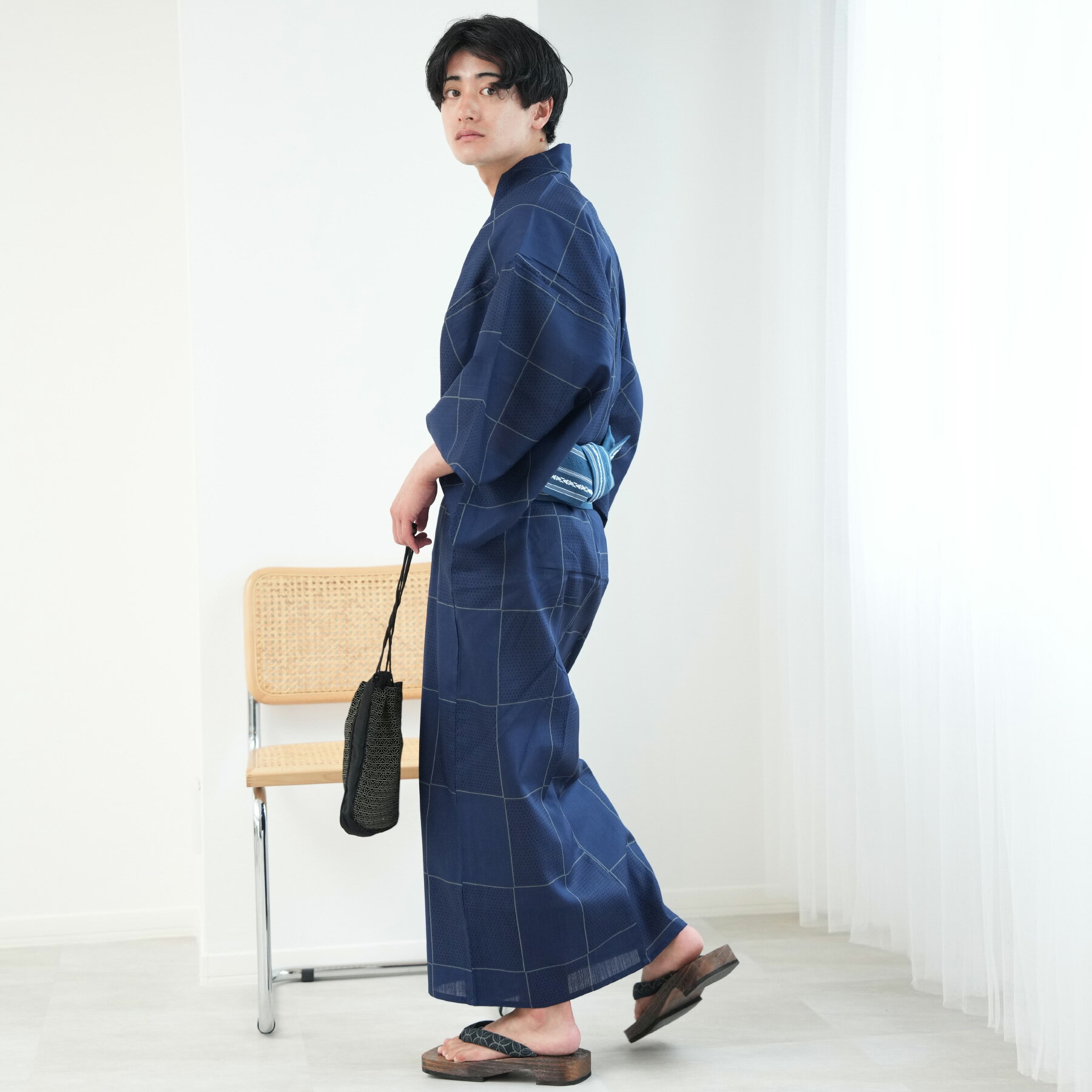 【高級変わり織 メンズ 浴衣3点セット 紺の市松】男 紳士 男性 選べるM/Lサイズ 日本製綿角帯 浴衣セット（ゆかた・帯・下駄）ですぐお出かけ 古典柄 レトロ 上質 国産生地 国内染色