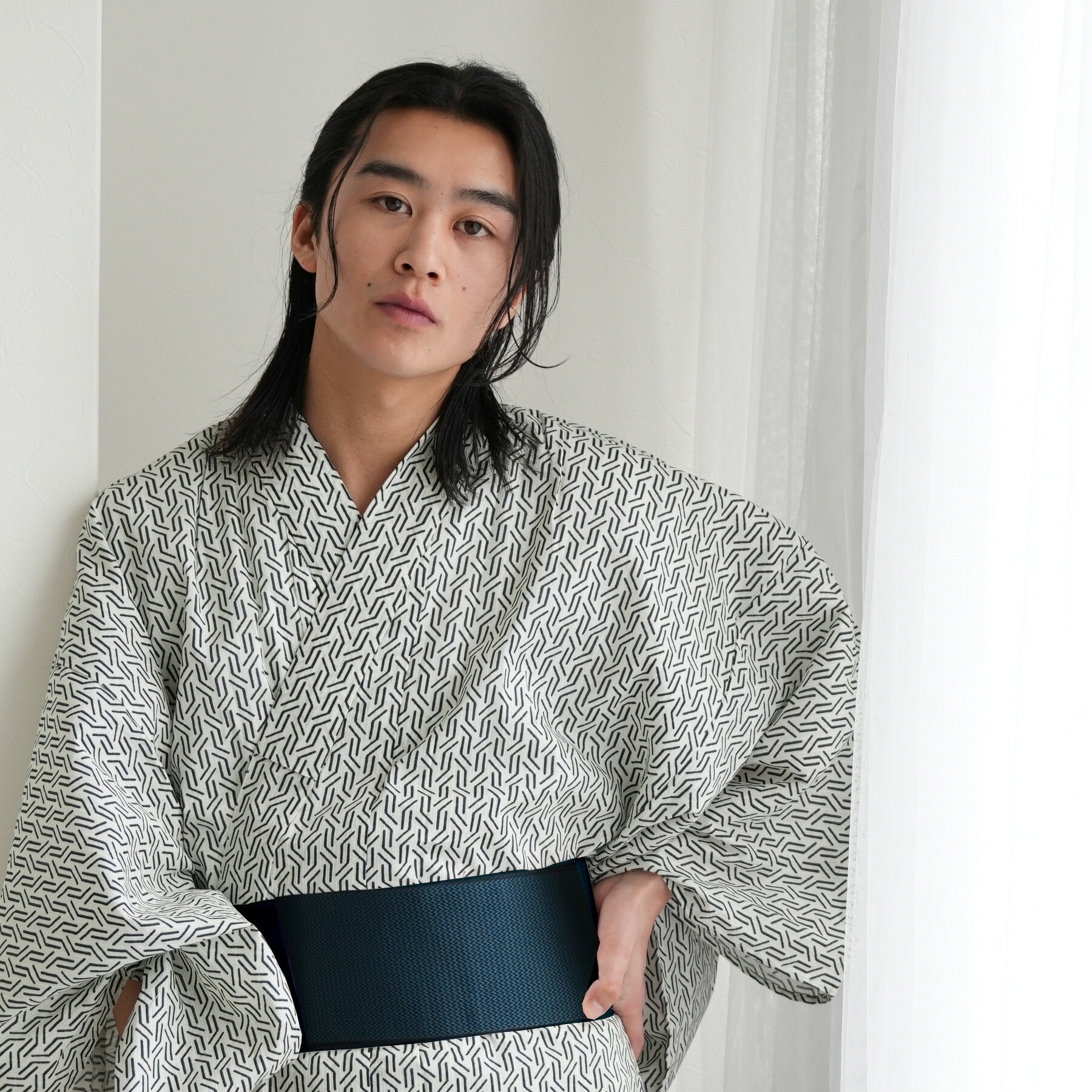 【33%OFF】【高級変わり織 メンズ 浴衣3点セット 白黒の幾何学】男 紳士 男性 選べるM/Lサイズ 日本製角帯 浴衣セット(ゆかた・帯・下駄)ですぐお出か...