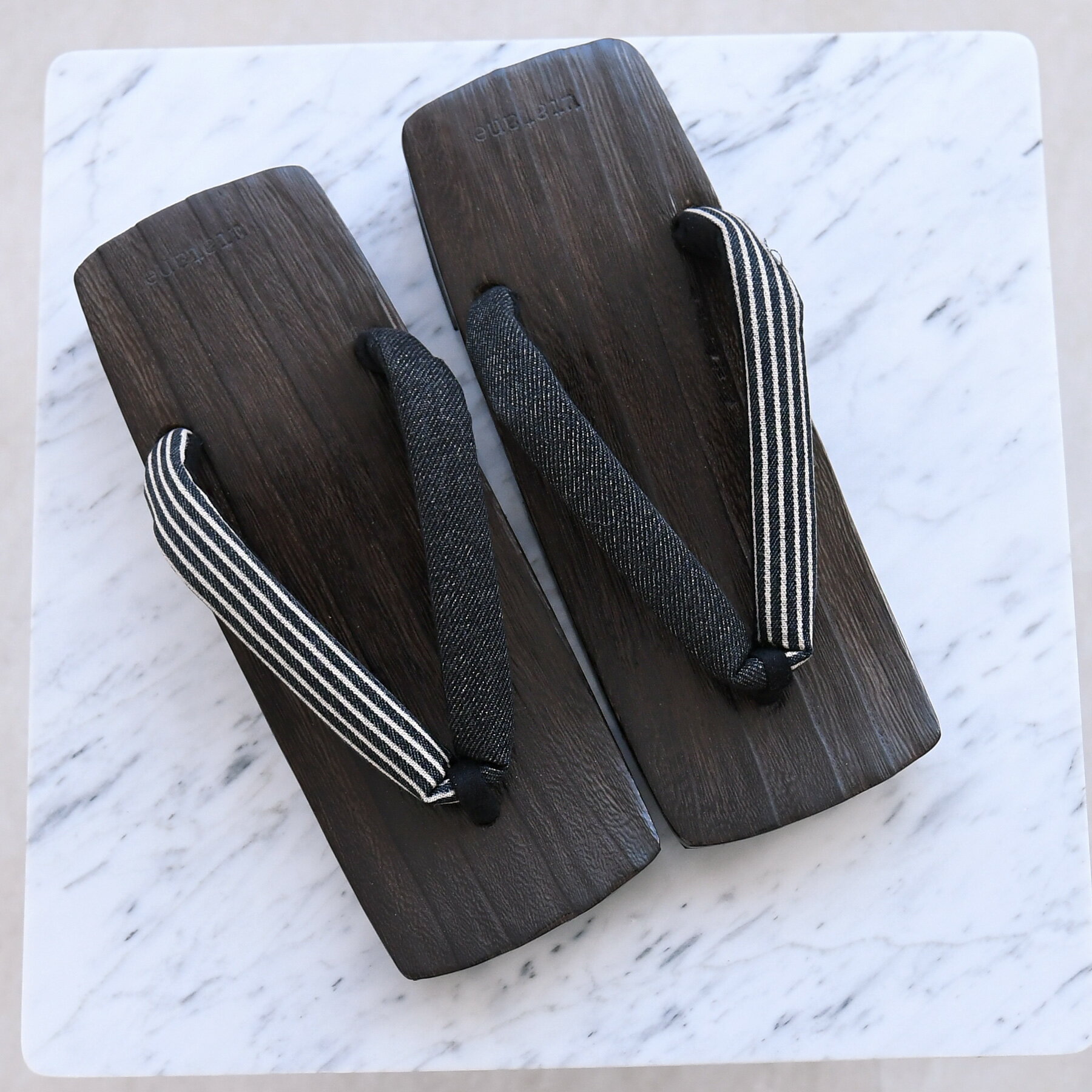 【utatane 高級桐下駄 ヒッコリーデニム鼻緒 メンズ Lサイズ 右近 焼】男性 男下駄 25〜26.5cm 単品 国産 日本製 徳島の下駄職人さんと滋賀の鼻緒職人さんの手仕事 デニム生地 希少 こげ茶 黒 桐 桐下駄 浴衣 着物 和装小物 レトロ 粋 昭和レトロ