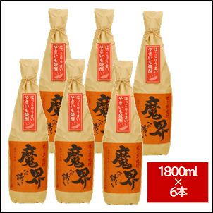 【業務用】焼き芋焼酎　魔界への誘い　1,800ml×6本 鹿児島県産のさつま芋：黄金千貫を原料に黒麹で仕込んだ『焼き芋焼酎』で、通常は芋を蒸して造りますが、焼き芋焼酎はその名の通り焼き芋を使い仕込みます。 皮ながら焦げがつかない位の最適な状態で焼きあげた芋を使って、皮ながら粉砕して仕込んでいきます。 蒸留後は原酒が出来上がると、マイナス5℃で丸2日間冷却し、手作業で油分などを取り除き手間暇かけて造られていきます。 出来上がった焼酎は雑味が少なく、味・香りともに芳醇で、焼き芋独特の柔らかな甘みとまろやかさを醸し出した上品な味わいが特徴です。 ※原料の焼き芋の味と香りを損なわないために荒濾過をしていますので、旨み成分が白く霞がかったようになることがありますが、品質には問題ありません。 原材料 さつま芋（国産）・米麹（国産米） 内容量 1800ml×6本 酒　類 焼酎 酒　質 芋焼酎 アルコール度数 25度 蒸留方法 常圧 酒蔵名 （資）光武酒造場 &nbsp;