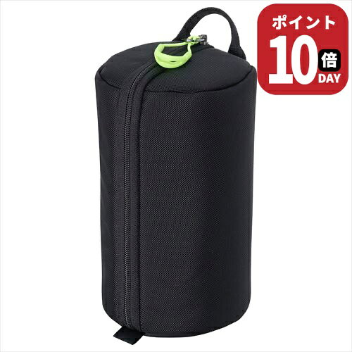 適度なクッション厚とソフトなクッション素材でレンズを保護。バッグ内でかさばりにくく、持ち運びのしやすいレンズポーチです。【商品仕様】参考収容寸法:約Φ95×H180mm外寸法:約Φ115×H200mm重量:約100g材質:ナイロン参考収納レンズ:Canon RF24-240mm F4-6.3 IS USMCanon EF70-300mm F4-5.6 IS II USMNikon AF-P DX NIKKOR 70-300mm f/4.5-6.3G ED VRFUJIFILM XF70-300mm F4-5.6 R LM OIS WRPanasonic LUMIX G VARIO 100-300mm / F4.0-5.6 II / POWER O.I.S.SIGMA 14-24mm F2.8 DG DNSIGMA 105mm F2.8 DG DN MACROTAMRON 70-300mm F/4.5-6.3 Di III RXD (Model A047)TMRON 28-75mm F/2.8 Di III RXD (Model A036)TAMRON 17-70mm F/2.8 Di III-A VC RXD (Model B070)TAMRON 28-200mm F/2.8-5.6 Di III RXD (Model A071)適度なクッション厚とソフトなクッション素材でレンズを保護。バッグ内でかさばりにくく、持ち運びのしやすいレンズポーチです。 適度なクッションでかさばりにくい 適度なクッション厚とソフトなクッション素材でレンズを保護、バッグ内でかさばりにくく持ち運びのしやすいレンズポーチです。最大約Φ95×H180mmまでのレンズを収納可能。 撥水高強度ナイロン素材 撥水性のある高強度のナイロン素材を採用しています。 リングタイプの蛍光色プラー 指を通してサッと開けるリングタイプのプラーは、バッグ内で探しやすい蛍光色を採用。通常のコイルファスナーよりも耐摩耗性に優れ壊れにくい、YKKの織り込みファスナーを採用しています。 サッと開いて取り出しやすい 開閉はタテ方向なので、どんな場所でもコンパクトな動作ですぐにレンズを取り出すことができます。 ベルト通し付き ポーチ背面のベルト通しにベルトを通して持ち運ぶことも可能。レンズを取り出しやすいお好みの位置に固定して使用できます。 使用イメージ
