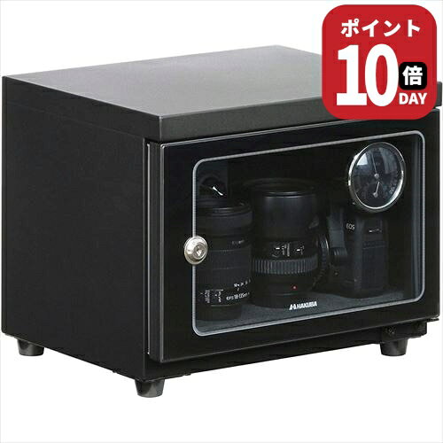 サイズ選びに迷ったら 機材増にも安心！サイズアップ一覧 「一回り大きいサイズを選べばよかった」というお声が多数！用途に合わせて選べる上位モデルです。 【40L中型】KED-40 詳細を見る ≫ 棚板付き2段収納 / 標準ズーム＋レンズ3〜4本 / 一番人気の中型 【60L大型】KED-60 詳細を見る ≫ 3段収納・望遠レンズ対応 / 複数台・トレカ多数保管に最適 【100L特大容量】KED-100 詳細を見る ≫ 4段・本格プロ仕様 / 超望遠レンズ・大量コレクション対応 保管前に必須！一緒に購入されているケア・保管品 ハイパワーブロアープロ 防湿庫に入れる前のホコリ払いに 商品一覧へ ≫ レンズペン3 皮脂汚れを除去しカビの繁殖を予防 商品ページへ ≫ トレーディングカード額 庫内に立てて飾れる！反り防止と鑑賞を両立 商品一覧へ ≫ 【KED-25 基本仕様】 ・容量：約25L（ボディ2〜4台、標準ズーム付き最大3台） ・外形寸法：W358×H270×D315mm / 約5.6kg ・方式：乾燥剤除湿方式 / 消費電力：15W ・付属品：鍵×2、底マット×1、アジャスター足（装着済） ・保証期間：メーカー3年間保証3年保証 / 静音・省エネ設計 大切な愛機を、カビとホコリから美しく守る。ハクバ 電子式防湿保管庫 KED-25 「見せる収納」×「自動除湿」。置くだけでプロ仕様の保管環境をつくる25Lコンパクトモデル。 FEATURE 01 コンパクトでも本格派！充実の機能一覧 ダイヤル自動調湿、強化ガラス扉、鍵付きロック、見やすいアナログ温湿度計、保護マット、アジャスター足をフル装備。 カメラだけでなく、大切なコレクションの保管にも 湿度を一定に保つことで、湿気に弱いトレーディングカードの反りやフィギュア・模型の劣化を防ぎます。 FEATURE 02 卓上や棚上にすっきり置けるコンパクトサイズ 幅約35.8cm×高さ約29cm×奥行約34.8cm、重量約5.6kg。デスク上やシェルフに手軽に設置可能です。 FEATURE 03 お部屋に馴染むシックなインテリアデザイン 重厚なスチール粉体塗装とクリアな前面ガラス。機材を湿気から守りながらインテリアとして鑑賞できます。 収納のめやす（容量25L） ミラーレスや高級コンパクトカメラ、交換レンズの保管にぴったりなジャストサイズ。 【収納めやす】 ・一眼レフ：2台 ＋ レンズ1本 ・ミラーレス：2台 ＋ レンズ2本 ・ボディのみ：2?4台 / 標準ズーム付き：最大3台 商品仕様 品名 / 型番電子式防湿保管庫 E-ドライボックス KED-25 容量 / 重量約25リットル / 約5.6kg 外形寸法W358×H290×D348mm（足・ユニット含む） 内形寸法W356×H230×D310mm（入口高185mm） 除湿方式乾燥剤除湿方式（ダイヤル自動調節） 材質本体：スチール製粉体塗装 / 扉：強化ガラス 電源 / 消費電力AC100V (50/60Hz) / 定格消費電力 15W 付属品鍵×2、底マット×1、アジャスター足（装着済） 保証期間メーカー3年間保証 関連ワード防湿庫 電子防湿庫 防湿保管庫 ドライボックス カメラ防湿庫 自動除湿 除湿 乾燥剤不要 カメラ保管 レンズ保管 防湿 防カビ カビ防止 湿気対策 結露防止 ホコリ対策 静音 省エネ 電気代1円 アナログ温湿度計 鍵付き 施錠 強化ガラス 見せる収納 一眼レフ ミラーレス レンズ 交換レンズ コンデジ デジカメ ビデオカメラ ドローン トレカ トレーディングカード ポケカ 遊戯王 マグネットローダー デッキケース 反り防止 フィギュア 模型 コレクション 高級時計 腕時計 貴金属 フィルム 25L 25リットル 小型 コンパクト 卓上 棚上 3年保証 ハクバ HAKUBA KED-25 140350