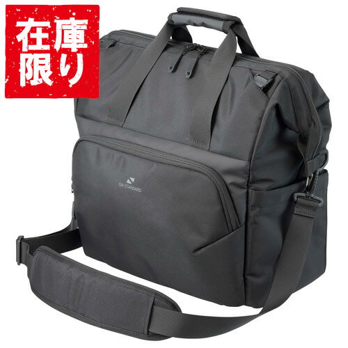 【アウトレット 訳あり特価】商品本体やパッケージに多少のスレや汚れ等がありますが、商品状態は良く使用上の問題はございません。個々の状態についてのお問い合わせにはお答え出来ませんので、予めご了承ください。背面からも出し入れできる、がま口タイプの大容量ショルダーバッグ【商品仕様】カメラ収納部内寸法:約W370×240×D165mm上段収納部内寸法:約W370×H100×D165mmPC収納部参考収容寸法:約W310×H215×D20mm外寸法:約W390×H360×D250mm容量:約20L重量:約1600g材質:ナイロン、ポリエステル、ターポリン付属品:中仕切り×5、内蓋（位置調整不可）、機材固定ベルト、ショルダーベルトがま口タイプで大きく開くトップフレーム構造のメイン開口部と背面が大きく開く構造による、2通りのアクセス方法を備えた大容量ショルダーバッグです。撮影スタイルに合わせて自在にアクセスできるダブルアクセス構造により、機材の出し入れから整理まで、従来のカメラショルダーバッグにはない快適さと効率性を実現しています。撮影や収納が効率的なダブルアクセス大きく開く上部開口部に加え、背面側にも機材の一覧性に優れる大型の開口部を備えています。天面と背面のダブルアクセスにより、撮影シーンや機材に合わせて最適なアクセス方法が選択可能。機材のパッキングやレイアウトのカスタマイズも効率的に行えます。大きく開くがま口タイプのトップフレーム構造バッグ上部はがま口タイプで大きく開き、機材をスムーズに出し入れできるトップフレーム構造です。少ない動作と省スペースで全開にできるので、せまい場所でもバッグを置いたままカメラを素早く取り出せます。堅牢なフレーム構造が重量のある機材を収納してもバッグの形状を維持し、機材をしっかりと保護します。レイアウト自在の大容量収納スペースカメラ収納部は、望遠レンズを装着した一眼カメラ1台と大口径交換レンズ2本などを収納できる大容量設計。2枚のメイン仕切りと3枚の可変式仕切りで、機材やアクセス方向に合わせた自由なレイアウトが可能です。内部背面側には13インチ程度のノートPCを収納可能なスリーブを備えています。上下2層式でスペースを有効活用内部は開閉式の中蓋で区切られた上下2層式構造。下部はカメラ機材収納スペース、上部はウェア類などの収納やレンズ交換時などに機材の一時置き場としても活用できる多目的スペースです。中蓋は必要に応じて取り外し可能で、開閉時にも小物をしっかり固定・整理できるオーガナイザーとして使えます。各所に充実の収納ポケット前面には小分け用メッシュポケットとキーフックが付いた大型フロントポケット、メイン開口部内側には小物用ポケットを備え、左右のマチが広がるサイドポケットにはボトルなどが入ります。カメラ機材だけでなく、小物やアクセサリーも効率良く収納できます。三脚を取り付けできる格納式ベルトトップフレーム両端のポケット内に、操作性に優れたレバーロック式の固定ベルトを装備。ベルトを引き出すことで、三脚やウェアなどをバッグにしっかりと固定できます。未使用時はポケットにすっきりと格納でき、外観を損ないません。肩の負担を軽減する大型ショルダーパッドショルダーバッグ用の着脱式ショルダーベルトには、滑り止め付きの大型ショルダーパッドを装備。肩にしっかりとフィットし、長時間の使用でも肩への負担を軽減します。キャリーオンホルダー背面にはキャリーケースのハンドルを通せるキャリーオンホルダーを搭載。旅行や出張撮影など、荷物が多い移動時に快適な運搬をサポートします。フットスタンドとターポリン素材で安心の底面仕様底面には、バッグの自立をサポートし直接地面に接することを防ぐフットスタンドを装備。底面素材には、防汚・防水性に優れたターポリンを採用しています。ぬかるみなどの悪条件下でも安心してバッグを置いて撮影に集中できます。リュックベルト（別売り）の取り付けに対応ショルダーバッグなどをリュックのように快適に背負える本格派リュックベルト「フォールディングリュックベルト02」(別売）の装着に対応するDリングを備えています。表面撥水素材＆YKK社製高耐久ファスナー表面素材には軽量で撥水性のあるナイロン素材を採用しています。それぞれの開口部には、繰り返しの開閉に強く耐久性と信頼性の高いYKK社製織り込みファスナーを採用しています。サイズ装着イメージモデル身長180cm使用イメージモデル身長180cm使用イメージモデル身長175cm使用イメージモデル身長180cm