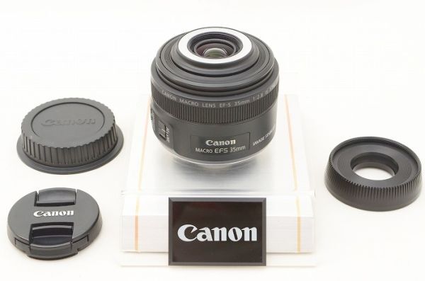 ＊集合写真1枚目の物がすべてです。（※但し集合写真のレンズ本体を飾っている下の台座は付属いたしません） 万が一商品説明の付属品と写真に相違がある場合は必ず質問ください。 ・注意事項：お使いのモニターの発色具合によって、実際のものと色が異なる場合がございます。 Canon EF-S 35mm F2.8 Macro IS STM メーカー名 Canon 外観チェック 使用に伴うテカリが多少見られますが、 目立つようなスレキズは無く、 概ね良いコンディションです。 商品画像を沢山ご用意いたしましたので 細部までご確認ください。 光学チェック レンズ内には多少ホコリ、チリの 混入は見られますが撮影には影響ございません。 もちろんカビやクモリは無く 問題無くご使用いただけます。 動作チェック 当方のテスト撮影でも問題の無い安心商品です。 安心してお買い求めください。 万が一の初期不良には返品、返金対応させていただきます。 安心してご購入ください。 付属品 ・レンズ本体 ・リアキャップ ・フロントキャップ ・レンズフード シリアル 5401102941