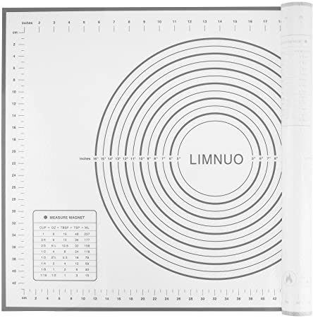 特殊:B08X4DB9QDブランド:LIMNUO商品カラー: グレーサイズ情報:50x70cmこの商品について 大きいサイズ パンの生地を捏ねったり、麺を打ったりしやすいマットです。 安全な食品級シリコーン素材で安心でご利用ください。 目盛り付き クッキングマットには大きさがわかる目盛りがついているので、生地の大きさをはかる必要もなく、作りながら大きさの確認ができます。 製菓が便利 鮮やかな色なので、白い生地が判別しやすくなります。生地がくっつきづらく、生地をスムーズにこねる事ができます。快適にお菓子作りやパン作りが楽しめます。 ズレにくく 作業台にピッタリと貼り付けき、ズレにくいです。お手入れは食器と同じように洗って乾かすだけ。粘着性の高い生地の洗浄も簡単です。柔軟な材質 安全なシリコン素材で、繰り返し使用可能です。柔らかいシリコン製なのでくるくる丸めて、小さく収納できるので邪魔になりません。商品に不備、不足、不良が御座いましたら、弊店は返金、交換することができます。お気軽に連絡ください。発送サイズ: 高さ2.8、幅17.4、奥行き18.7発送重量:290