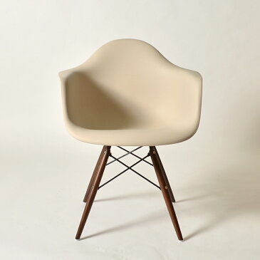 「800円割引レビュークーポン」＜ウォールナット色　脚部＞【アースベージュ】DAW　アーム　シェルアームチェア/Eames Shell Armchair PP（強化ポリプロピレン） 【送料無料】 デザイナーズ 家具 ダイニングチェア ミーティングチェア 樹脂 【業務用】