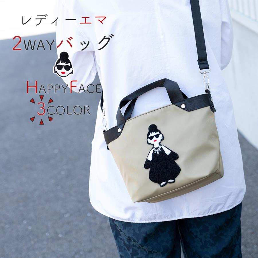HAPPY FACEブランド　レディエマシリーズの2WAYショルダーバッグ大きなレディーエマのワッペンがポイントになっています。軽量で荷物もたっぷり収納が可能♪内ポケット 後ポケット(カード入れ×4ファスナーポケット) サイズ：縦：約20cm　　　　幅：約31cm　　　マチ：約12cm　　　　　　　カラー：ベージュ(カーキに近いお色)、グレー、ブラック品番：00049HAPPY FACEブランド　レディエマシリーズの2WAYショルダーバッグ大きなレディーエマのワッペンがポイントになっています。軽量で荷物もたっぷり収納が可能♪内ポケット 後ポケット(カード入れ×4ファスナーポケット) サイズ：縦：約20cm　　　　幅：約31cm　　　マチ：約12cm　　　　　　　カラー：ベージュ(カーキに近いお色)、グレー、ブラック品番：00049