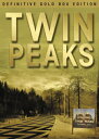 出荷目安の詳細はこちら内容詳細90年代、一世風靡した海外ドラマの金字塔「ツイン・ピークス」。数量限定でしか生産が許されなかったゴールド・ボックスが廉価盤となって再販決定！製作年・製作国　　1990年 アメリカ収録時間　　1503分DVDレイヤー　　片面1層10枚組カラー　　カラーパッケージサイズ　　モジュラーケース画面サイズ　　HD・サイズ画面アスペクト　　16:9リージョン　　2商品仕様（字幕）　　1:英 2:日 3:日_吹替用字幕音声　　1: 英 5.1ch 2: 日 2chステレオ【DISC.1：1話】序章映像特典：インターナショナル版（別エンディング）【DISC.2：4話】 第1章〜第4章x【DISC.3：3話】 第5章〜第7章映像特典(1)掘り出しもの 〜・削除シーン（4カット）・プロダクション・メモ（静止画）【DISC.4：3話】第8章〜第10章【DISC.5：4話】第11章〜第14章【DISC.6：4話】第15章〜第18章【DISC.7：4話】 第19章〜第22章【DISC.8：4話】第23章〜第26章【DISC.9：3話】第27章〜第29章【DISC.10】＜映像特典＞(1)チェリー・パイを食べながら：デイヴィッド・リンチとキャストらの語らい(2)アナザー・ワールドの秘密 〜・ノースウエスト・パッセージ：パイロット メイキング・ツイン・ピークス現象：ファースト・シーズン メイキング・小鳥がさえずる世界：音楽メイキング・イントゥ・ザ・ナイト：セカンド・シーズン メイキング(3)「サタデー・ナイト・ライブ」より 〜・カイル・マクラクランのモノローグ・ツイン・ピークス劇場(4)ツイン・ピークス・フェスティバル 〜・思い出の地で（ファン大集合）・インタクティブ・マップ（ロケ地8ヶ所の当時と今）(7)ブラック・ロッジの記録 〜・ジュリー・クルーズ「フォーリング」（ミュージック・クリップ）・ジョージア?TVCM・イメージ・ギャラリー1）リチャード・ベイマー（ベンジャミン・ホーン役）写真展、2）宣伝用写真と撮影記録3）ツイン・ピークス・トレーディング・カード（人物紹介付）・スポット集・1-900ホットライン・ルーシーで一息＜ストーリー＞アメリカ北西部ののどかな町、ツイン・ピークスでハイスクールの人気者 ローラ・パーマーがビニールでくるまれた遺体となって発見された。広域犯罪としてFBIから派遣されたクーパー捜査官は地元保安官と共同で事件を調査する。しかしローラの素顔、そしてこの町には、表からうかがい知ることのできない多くの謎が秘められ、真相の究明は混迷を極めていく…ローラを殺した真犯人は誰なのか？＜特典＞Disc 9　映像特典:●掘り出しもの 〜　・削除シーン（4カット）　・プロダクション・メモ（静止画）*Disc 10映像特典:●チェリーパイを食べながら:　デイヴィッド・リンチとキャストらの語らい●アナザー・ワールドの秘密　〜　・ノースウエスト・パッセージ:パイロット メイキング　・ツイン・ピークス現象:ファースト・シーズン メイキング　・小鳥がさえずる世界:音楽メイキング　・イントゥ・ザ・ナイト:セカンド・シーズン メイキング●「サタデー・ナイト・ライブ」より　〜　・カイル・マクラクランのモノローグ　・ツイン・ピークス劇場●ツイン・ピークス・フェスティバル　〜　・思い出の地で（ファン大集合）　・インタラクティブ・マップ（ロケ8ヶ所の当時と今）●ブラック・ロッジの記録　〜　・ジュリー・クルーズ「フォーリング」（ミュージック・クリップ）　・ジョージア?TVCM・イメージ・ギャラリー　　1）リチャード・ベイマー（ベンジャミン・ホーン役）写真展　　2）宣伝用写真と撮影記録　　3）ツイン・ピークス・トレーディング・カード（人物紹介付）*　・スポット集*　・1-900 ホットライン*　・ルーシーで一息*収録ディスクは過去に発売の「ゴールド・ボックス」「ゴールド・ボックス セカンド・エディション」と同様です。*印のついた特典は英語のみになっております。本商品には日本語翻訳のための解説書は付いておりません。【特典ディスク】DISC10はすべて映像特典を収録＜スタッフ＞製作総指揮 - マーク・フロスト、デイヴィッド・リンチ製作 - グレッグ・ファインバーグ、ハーリー・ペイトン音楽 - アンジェロ・バダラメンティ撮影監督 - ロン・ガルシア、フランク・バイヤーズ編集 - ドゥエイン・ダナム、ジョナサン・P・ショウ、トニ・モーガン、ポール・トレジョー、メアリー・スウィーニー脚本 - マーク・フロスト、デイヴィッド・リンチ、ロバート・エンゲルス、ハーリー・ペイトン演出 - デイヴィッド・リンチ、ダイアン・キートン、スティーブン・ギレンホール、ティム・ハンター＜キャスト＞デイル・クーパー：カイル・マクラクラン（原 康義）ハリー・S・トルーマン：マイケル・オントキーン（銀河万丈）ローラ・パーマー：シェリル・リー（高島雅羅）ドナ・ヘイワード：ララ・フリン・ボイル（高山みなみ）NBCユニバーサル・エンターテイメントジャパン合同会社TM & &copy;2016 Twin Peaks Productions,Inc.All Rights Reserved.&copy;2016 CBS Studios Inc. CBS and related logos are trademarkes of CBS Broadcasting Inc.All Rights Reserved.