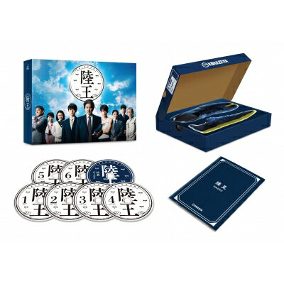 出荷目安の詳細はこちら内容詳細自分を変える、覚悟はあるか。合計30分以上の未公開シーンを収録した全話ディレクターズカット版！TBSで2017年10月期の日曜劇場枠にて放送された、池井戸潤原作の『陸王』。 創業から100年以上続く老舗足袋業者「こはぜ屋」四代目社長・主人公の宮沢紘一を演じるのは、今回TBS連続ドラマへの出演が、20年ぶりとなる役所広司。 主人公・宮沢紘一は、年々先細る足袋の需要から、資金繰りに悩む月日を過ごしていた。そんな折、銀行担当者とのやり取りを通じて、新規事業への参入を考え始める。それは、会社を今より大きくしたいという気持ちより、新規事業がなくては、この先会社の存続自体が危ぶまれるという危機感から始まったものだった。そしてその事業とは、足袋製造でこれまで培った技術が活かせる、“裸足感覚”を追求したランニングシューズの開発だ。 しかし、従業員20名余りの地方零細企業にとって、それは苦難の道のりだった。新製品を開発するにはあまりに乏しい資金、人材、開発力—。更には、世界的に有名なスポーツブランドとの競争。何度も挫けそうになる宮沢だが、その度に家族が、従業員が、取引先が、銀行の担当者が、そして知り合いを通じた新たな人脈が彼を救う。 果たして、ランニングシューズの開発は成功するのか？ そしてその先に「こはぜ屋」の未来はあるのか！？ たった一つの商品を愚直につくり続けてきた製造業者が、仲間との強い結びつきをバネに今、一世一代の大勝負に打って出る！！【DVD仕様】2017年／日本／カラー／本編624分＋特典映像148分／16：9LB／片面1層／ドルビーデジタル2.0chステレオ／日本語字幕（本編のみ）／全10話／7枚組 ※仕様は変更となる場合がございます。＜特典＞【特典映像】●「陸王」メイキング〜それぞれの挑戦●インタビュー集（役所広司、山?賢人、竹内涼真、上白石萌音、風間俊介、阿川佐和子、ピエール瀧、小籔千豊、寺尾聰）●特別試写会＆舞台挨拶●「陸王」の壮大なマラソンロケに密着！●撮影前の行田市訪問！山?賢人・足袋工場見学 & 竹内涼真・田植え体験●2ショット対談集（役所広司×山?賢人、役所広司×竹内涼真、山?賢人×寺尾聰）●特別ドラマ企画「陸王〜最終章・白い陸王の秘密」スピンオフ編集版●新人アナウンサーが豪華キャスト陣に直撃！●スペシャル座談会●ハプニングNG集●名場面＆クランクアップ集●陸王 × 王様のブランチ（2017.9.23 O.A.）●「陸王」現場通信●SPOT集※本編は合計30分以上の未公開シーンが追加された全話ディレクターズカット版にて収録！【封入特典】・ブックレット＜キャスト＞役所広司　山?賢人　竹内涼真　上白石萌音　風間俊介　音尾琢真　和田正人　佐野岳　馬場徹　緒形敦　正司照枝 阿川佐和子　小籔千豊　桂雀々　志賀廣太郎　光石研　木村祐一　松岡修造 檀ふみ　キムラ緑子　市川右團次　ピエール瀧　寺尾聰＜スタッフ＞原作；池井戸潤「陸王」（集英社　刊） 脚本：八津弘幸 音楽：服部隆之 劇中歌：Little Glee Monster（ソニー・ミュージックレコーズ） ナレーション：八木亜希子 プロデューサー：伊與田英徳　飯田和孝　川嶋龍太郎 演出：福澤克雄　田中健太 陸上総監督：原晋（青山学院大学陸上競技部　長距離ブロック監督） 陸上協力：青山学院大学陸上競技部 トレーニング協力：スポーツモチベーション 足袋協力：きねや足袋 協力：埼玉県行田市 製作著作：TBS＜ストーリー＞埼玉県行田市にある足袋製造会社「こはぜ屋」。その四代目社長・宮沢紘一（役所広司）は、年々先細る足袋の需要から今日も資金繰りに頭を悩ませていた。 そんなある日、メインバンクである埼玉中央銀行へ、追加融資の相談に訪れた宮沢。なんとか今回の稟議は受け付けてもらえたが、融資担当の坂本（風間俊介）から、新規事業に踏み出してみてはどうかと提案をされる。 突飛な話だったためその場は軽く応えた宮沢だったが、「こはぜ屋」の存続がかかっているテーマだけに、真剣に考えはじめると、ほどなく、あるきっかけで新規事業について閃く。それは、足袋製造会社としてこれまで培った技術が活かせる“裸足感覚”を追及したランニングシューズの開発だった。 早速動き出した宮沢は、スポーツ用品店の店主でランニングインストラクターの資格を持つ有村融（光石研）を坂本から紹介されると、有村は愛知県豊橋市で行われる国際マラソン選手権を見に行こうと宮沢を誘う。学生時代にライバルとしてしのぎを削っていた実業団ランナー・茂木（竹内涼真）と毛塚（佐野岳）が出場することで話題となっている豊橋国際マラソンだ。宮沢は息子の大地（山?賢人）とともに豊橋へ向かった。&copy;池井戸潤「陸王」／TBS