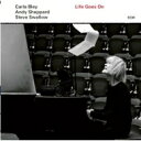 出荷目安の詳細はこちら商品説明結成25年を迎えたピアニスト/作曲家のカーラ・ブレイのトリオ作品最新作。ベーシストのスワロウは1961年に初めてカーラの音楽を録音、「人生は続く（Life Goes On）」というタイトルは彼らの人生を暗示している。2019年5月にルガーノのオーディトリオ・ステリオ・モロ・スタジオで録音、マンフレート・アイヒャーがプロデュースし、3つの曲集から成る。タイトル曲は、最初はメランコリックで、その後は希望に満ちた、ストイカルなブルースとして始まる。米国大統領が楕円形事務所に入室した最初の観察に触発された「Beautiul Telephones」には、カーラの暗いウィットがたくさん含まれている。そして、「Copycat」は、それぞれのインプロヴァイザーがお互いの考えのコール・アンド・レスポンスを継続する際に新鮮な方法で探っていく。全体を通して、モンクとサティのヒントを取り入れたカーラの独特なピアノは、スワロウの雄弁でエレガントなベース・ギターとシェパードの憧れのサックスに美しく囲まれている。このトリオならではのユニークなトータル・サウンドは熟練されている3人だからこそできる技。（メーカーインフォメーションより）曲目リストDisc11.【Life Goes On】 Life Goes On/2.On/3.And On/4.And Then One Day/5.【Beautiful Telephones】I/6.II/7.III/8.【Copycat】After You/9.Follow The Leader/10.Copycat