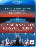 出荷目安の詳細はこちら商品説明今年のテーマは「愛」！ しかもヨナス・カウフマンがゲストに登場！毎年ウィーンの聴衆を熱狂させる記念碑的コンサートのライヴ。ニューイヤー・コンサートと並ぶウィーン・フィルの名物行事で、2004年の開催以来、初夏のウィーンの風物詩として定着している「ウィーン・フィル・サマー・ナイト・コンサート」。ユネスコの世界遺産にも指定されているシェーンブルン宮殿を舞台に行われるオープンエアの演奏会の模様は世界の60カ国以上に生中継（もしくは録画放送）されています。　このコンサートはこれまで、ゲルギエフ、バレンボイム、ヴェルザー＝メスト、マゼール、エッシェンバッハ、メータ、ドゥダメル等が登場など、錚々たる指揮者陣の起用というだけでなく、ピアニストのラン・ランやソプラノのネトレプコらも登場していることからも、ウィーン・フィルにとって最も重要なコンサートという位置付けがなされていることがわかります。　ソニー・クラシカルは2013年からこの「サマー・ナイト・コンサート」をCDと映像ソフトで発売していますが、その第8回目となる今年2020年は、巨匠ワレリー・ゲルギエフが、2011年、2018年に続き3度目の登壇となります（通算では4回目）。　今年は、新型コロナウイルス、Covid-19パンデミックの封じ込めに関する現在の状況と政府の規制により、毎年6月に行われているこのコンサートは2020年9月18日に変更し、観客数を限って開催されることとなりました。今年のテーマは「愛」で、R.シュトラウスの『ばらの騎士』、ワーグナーの『トリスタンとイゾルデ』、メンデルスゾーンの『真夏の夜の夢』、そしてモーリス・ジャールによる映画「ドクトル・ジバゴ」からの組曲などがプログラミングされていて、期待度が膨らみます。またどの曲も華麗なウィーンの響きと個性とゲルギエフの解釈が相互に作用した濃厚な抒情のコントラストで、聴きごたえ十分な音楽となること間違いなしです。　そして今回テノールのスター、ヨナス・カウフマンが初登場し、お得意のウェルテルとカラフのアリア、そしてオペレッタのアリア1曲を披露！ ウィンナ・リートとオペレッタのアリアを歌いあげたアルバム『ウィーン』でもウィーン・フィルと共演して息の合ったところを見せたばかりのカウフマンですが、持ち味であるドラマティックな表現力に魅了されること間違いなし。（輸入元情報）【収録情報】1. R.シュトラウス：『ばらの騎士』組曲より第1幕への前奏〜銀のばらの贈呈（第2幕）2. ワーグナー：『トリスタンとイゾルデ』より『愛の音楽』（ストコフスキー編）より3. オッフェンバック：『ホフマン物語』より『舟歌』4. マスネ：歌劇『ウェルテル』より『春風よ、なぜ私を目覚めさせるのか』5. メンデルスゾーン：劇音楽『真夏の夜の夢』よりスケルツォ6. カールマン：喜歌劇『伯爵令嬢マリッツァ』より『ウィーンへ愛をこめて』7. ジャール：『ドクトル・ジバゴ』組曲8. ハチャトゥリアン：バレエ音楽『スパルタクス』よりスパルタクスとフリージアのアダージョ9. プッチーニ：歌劇『トゥーランドット』より『誰も寝てはならぬ』（アンコール）10. ジーツィンスキー：ウィーン、わが夢の街11. J.シュトラウス2世：ワルツ『ウィーン気質』 Op.354　ヨナス・カウフマン（テノール：4,6,9,10）　ウィーン・フィルハーモニー管弦楽団　ワレリー・ゲルギエフ（指揮）　収録時期：2020年9月18日　収録場所：ウィーン、シェーンブルン宮殿（ライヴ）　ウィーン・フィルが今回初めて演奏会で演奏する作品（2,7,8）　画面：カラー、16:9、HD　音声：PCMステレオ、dts-HD Master Audio Surround　Region All　ブルーレイディスク対応機器で再生できます。