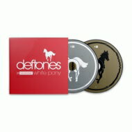 出荷目安の詳細はこちら商品説明ヘヴィ・ミュージック／ラウド・シーンにおける孤高の探究者、デフトーンズ。その彼らがヘヴィなニュー・メタル路線から大きく方向転換し、エモーションとアグレッションが同居する新境地を切り開いた2000年発表のオルタナ・メタルの傑作『WHITE PONY』の発売から20年——オリジナル・アルバムをCD1に、そしてCD2にはジャンルを超えたミュージシャン/アーティストとのコラボレーションによるリミックスを集めた『BLACK STALLION』を収録した斬新な”発売20周年記念デラックス・エディション“が登場！■　ヘヴィ・ミュージック／ラウド・シーンにおける孤高の探究者、デフトーンズ。今年9月に通算9作目となるスタジオ・アルバム『OHMS』をリリースし、米ビルボード200アルバム・チャートで初登場5位を獲得したのも記憶に新しいところだ。その彼らにとって2020年の今年は、2000年発表のオルタナ・メタルの傑作『WHITE PONY』が発売20周年を迎える記念すべきアニヴァーサリー・イヤーでもある。■　その『WHITE PONY』の発売20周年を記念してリリースされるのが2枚組CDからなる本”デラックス・エディション“だ。ノスタルジアに浸ることはなくこれまでの歩みや記憶、作品を結合し、進化を続けきている彼らだけに、今回リリースされる作品はただの”アルバムを振り返る“リイシューではない。オリジナル・アルバムに向き合いながらも、前を見据え、ヘヴィ・ミュージックの新たな可能性を模索する作品なのだ。本作『WHITE PONY（20TH ANNIVERSARY DELUXE EDITION）』は、オリジナル・アルバムをCD1に、そしてCD2にはジャンルを超えたミュージシャン/アーティストとのコラボレーションによるリミックスを集めた『BLACK STALLION』を収録している。■　CD2となる『BLACK STALLION』にフィーチャーされるのは、メタルからHIPHOP、インディー・ロックにエレクトロまで多種多様なアーティストたち。アルバムからの先行トラックとしてリリースされたのは、シンセ・ポップ・アーティストPurity Ringによる「Knife Prty」のリミックス。彼らの他にも、The CureのRobert SmithからDJ Shadow、Linkin ParkのMike Shinoda、さらにダーク・ポップ・シーンからPhantogram、前衛的な実験的なエレクトロ・サウンドで知られるSquarepusher、ビートメイカーのClams Casino、さらにレコード・プロデューサーのSalvaにノイズ・アーティストのBlank Massらがアルバムに参加している。実はこの“Black Stallion”のアイディアは、すでに2000年、バンドが『WHITE PONY』の制作を行っていた頃に生まれたという。同じサクラメント出身のDJ Shadowが作り出すサウンド・コラージュ的美学にインスピレーションを受けたDeftonesは、アルバムごと『WHITE PONY』を彼にリミックスして欲しいと考えたが、当時は実現するに至らなかったという。そして20年後となる今年、”Black Stallion”で遂にコラボレーションが実現したのだった。■　『WHITE PONY』でヘヴィなニュー・メタル路線から大きく方向転換し、エモーションとアグレッションが同居する新境地を切り開いたDeftones。「静」と「動」のコントラストを強調したサウンドは、全世界で賞賛を浴び、”ヘヴィ・ロック界のレディオ・ヘッド”と異名をとるまでになった。TOOLのメイナード・ジェームス・キーナンが参加した「Passenger」も収録されている本作は、全米アルバム・チャート3位を記録。また「Elite」は2001年の第43回グラミー賞の最優秀メタル・パフォーマンス賞を受賞した。そのアルバムから20年となる2020年——最新作『OHMS』のリリース後に登場する『WHITE PONY（20TH ANNIVERSARY DELUXE EDITION）』。ここに収録されている“Black Stallion”ラディナルなリミックス群を耳にすれば、彼らが過去に目を向けながらも、常に未来を見据え、革新的なヘヴィ・ミュージックを開拓し続けているバンドであることが改めて証明されるだろう。（メーカーインフォメーションより）曲目リストDisc11.Feiticeira/2.Digital Bath/3.Elite/4.Rx Queen/5.Street Carp/6.Teenager/7.Knife Prty/8.Korea/9.Passenger/10.Change (In the House of Flies)/11.Pink MaggitDisc21.Feiticeira (Clams Casino remix)/2.Digital Bath (DJ Shadow remix)/3.Elite (Blanck Mass remix)/4.Rx Queen (Salva remix)/5.Street Carp (Phantogram remix)/6.Teenager (Robert Smith remix)/7.Knife Prty (Purity Ring remix)/8.Korea (Trevor Jackson remix)/9.Passenger (Mike Shinoda remix)/10.Change (In the House of Flies) (Tourist remix)/11.Pink Maggit (Squarepusher remix)