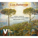 出荷目安の詳細はこちら商品説明Lux Aeterna（永遠の光）20世紀ハンガリーの2人の作曲家、コダーイとリゲティの合唱作品集。民族音楽学の分野でも重要な活動を行ったコダーイは、バルトークと並ぶ20世紀前半を代表する作曲家であり、リゲティはそのコダーイの弟子として1960年代半ばから国際的な活躍を見せています。　2人とも合唱作品も多く手掛けており、コダーイは初期のロマン派風の響きを持つ曲から、円熟期のハンガリー民族音楽の影響を受けた曲まで幅広い作風による合唱曲を遺してました。とりわけこのアルバムに収録された小カンタータ『Matrai kepek（マトラの絵）』の煌びやかな旋律は強い印象を残します。　リゲティがアカペラ合唱団のために書いた作品の多くは1950年代にブダペストに滞在していた頃のもの。民謡をベースにしながらも、トーンクラスターやオノマトペを用いた作品は彼自身の作曲技法の限界への挑戦といえるでしょう。これは映画「2001年宇宙の旅」で使用された『Lux Aeterna（永遠の光）』でのミクロポリフォニー（多数のパートが細かく動きつつ複雑にからみあい、全体としてはクラスターのように聞こえる手法）使用にも顕著に表れています。その後のリゲティの作品は耳なじみの良いものに変化し、80年代の『フリードリヒ・ヘルダーリンによる3つのファンタジー』からは、16声部でありながらもミクロポリフォニーを用いることなく全ての声部に旋律を与えるという、リゲティの成熟したスタイルが感じられます。　これらはどれも演奏が困難な作品ですが、SWRレーベルでも名演を繰り広げてきたマーカス・クリードが指揮するデンマーク国立声楽アンサンブルは、技術的な余裕を持って幅の広い表現を聴かせます。プロデューサーのMichael EmeryとエンジニアのMikkel Nymandによる高音質録音にも注目です。（輸入元情報）【収録情報】リゲティ：1. 永遠の光 (1966)2. 2つの無伴奏合唱曲 (1955)（夜／朝）3. マートラセントイムレの歌 (1955)（3つのたる／真実の愛／ポム-ポム／森の中で）4. ヘルダーリンによる3つのファンタジー (1982)（生の半ばに／彼方から／夕暮れに思う）コダーイ：5. 夕べの歌 (1938)6. 夕べに (1904)7. マトラの絵 (1931)　デンマーク国立声楽アンサンブル　ダニエル・アベリ（バス：2）　マレーネ・ネアトルプ（ソプラノ：2）　クリスティーネ・ノンボ・アンデルセン（ソプラノ：6）　ヤコブ・セルベルグ（バリトン：7）　マーカス・クリード（指揮）　録音時期：2020年1月7,8日、2021年9月9,10日　録音場所：DR Studio 2, Copenhagen　録音方式：ステレオ（DXD／セッション）　SACD Hybrid　CD STEREO/ SACD STEREO/ SACD 5.0 SURROUND