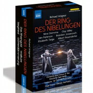 出荷目安の詳細はこちら商品説明ベルリン発。『ニーベルングの指環』上演史に新たな地平を拓く充実の4部作映像、ボックスにて一挙登場！ベルリン・ドイツ・オペラにて2021年11月にプレミエ公演された『ニーベルングの指環』。世界中のオペラ・シーンでひっぱりだこの鬼才ステファン・ヘアハイムが、この新制作の『指環』の演出を担いました。「ワーグナーは生涯をかけて挑戦する対象」と語るヘアハイムは、この『指環』4部作に共通のキー・オブジェ『グランド・ピアノ』を舞台の中心に据え、黙役の男女の群衆がそれを取り囲み、次々と繰り出す演出上の創意とスペクタルなシーンによって弛みなくドラマの生成展開を促します。　ブリュンヒルデ役のベテラン、ニーナ・シュテンメを筆頭に、演出家の意図に見事に応える粒ぞろいの歌唱陣と群衆、そしてベルリン・ドイツ・オペラのオーケストラから雄渾なワーグナー・サウンドを引き出す音楽総監督ドナルド・ラニクルズのタクトにより舞台、演唱、オーケストラが三位一体となった充実の『指環』4部作として結実。特典映像の演出家と指揮者が語る「『指環』のメイキング」では『指環』上演史の中で、このプロダクションが占めるユニークなポジションが解き明かされます。（輸入元情報）（写真 輸入元提供）【収録情報】● ワーグナー：『ニーベルングの指環』全曲　序 夜：『ラインの黄金』　第1夜：『ワルキューレ』　第2夜：『ジークフリート』　第3夜：『神々の黄昏』● 序 夜：『ラインの黄金』　ヴォータン…デレク・ウェルトン（バス・バリトン）　ドンナー…ジョエル・アリソン（バリトン）　フロー…アッティリオ・グラーザー（テノール）　フリッカ…アニカ・シュリヒト（メゾ・ソプラノ）　フライア…フルリナ・シュトゥッキ（ソプラノ）　ローゲ…トーマス・ブロンデル（テノール）　エルダ…ユディット・クタシ（メゾ・ソプラノ）　アルベリヒ…マルクス・ブリュック（バリトン）　ミーメ…ヤー＝チャン・ファン（テノール）　ファーゾルト…アンドリュー・ハリス（バス）　ファーフナー…トビアス・ケーラー（バス）　ヴォークリンデ…ヴァレリア・サヴィンスカヤ（ソプラノ）　ヴェルグンデ…アリアンナ・マンガネッロ（メゾ・ソプラノ）　フロースヒルデ…カリス・タッカー（メゾ・ソプラノ）　ベルリン・ドイツ・オペラ・エキストラ　収録時期：2021年11月9,16日　収録時間：155分● 第1夜：『ワルキューレ』　ヴォータン…イアン・パターソン（バス・バリトン）　フリッカ…アニカ・シュリヒト（メゾ・ソプラノ）　ジークムント…ブランドン・ジョヴァノヴィチ（テノール）　ジークリンデ…エリザベト・タイゲ（ソプラノ）　フンディング…トビアス・ケーラー（バス）　ブリュンヒルデ…ニーナ・シュテンメ（ソプラノ）　ヘルムヴィーゲ…フルリナ・シュトゥッキ（ソプラノ）　オルトリンデ…アントニア・アヒョン・キム（ソプラノ）　ゲルヒルデ…アイレ・アッソニー（ソプラノ）　ヴァルトラウテ…ジモーネ・シュレーダー（メゾ・ソプラノ）　ジークルーネ…ウルリケ・ヘルツェル（メゾ・ソプラノ）　ロスヴァイセ…カリス・タッカー（メゾ・ソプラノ）　グリムゲルデ…アンナ・ラプコフスカヤ（メゾ・ソプラノ）　シュヴェルトライテ…ベス・テイラー（メゾ・ソプラノ）　フンディングリング…エリック・ナウマン（俳優）　ベルリン・ドイツ・オペラ・エキストラ　収録時期：2021年11月10,17日　収録時間：231分● 第2夜：『ジークフリート』　ジークフリート…クレイ・ヒーリー（テノール）　さすらい人…イアン・パターソン（バス・バリトン）　エルダ…ユディット・クタシ（メゾ・ソプラノ）　アルベリヒ…ジョーダン・シャナハン（バリトン）　ミーメ…ヤー＝チャン・フアン（テノール）　ファーフナー…トビアス・ケーラー（バス）　ブリュンヒルデ…ニーナ・シュテンメ（ソプラノ）　森の小鳥…セバスティアン・シェーラー（ボーイ・ソプラノ）　ベルリン・ドイツ・オペラ・エキストラ　収録時期：2021年11月12,19日　収録時間：241分● 第3夜：『神々の黄昏』　ジークフリート…クレイ・ヒーリー（テノール）　ブリュンヒルデ…ニーナ・シュテンメ（ソプラノ）　アルベリヒ…ジョーダン・シャナハン（バリトン）　グンター…トーマス・リーマン（バリトン）　ハーゲン…アルベルト・ペーゼンドルファー（バス）　グートルーネ／第3のノルン…アイレ・アッソニー（ソプラノ）　ヴァルトラウテ…オッカ・フォン・デア・ダメラウ（メゾ・ソプラノ）　フロスヒルデ／第1のノルン…アンナ・ラプコフスカヤ（メゾ・ソプラノ）　ヴェルグンデ／第2のノルン…カリス・タッカー（メゾ・ソプラノ）　ヴォークリンデ…ミチョット・マレロ（ソプラノ）　燃える男…エーリヒ・カンマーライヒス（スタントクルー・バーベルスベルク）　ベルリン・ドイツ・オペラ・エキストラ　ベルリン・ドイツ・オペラ合唱団（合唱指揮: ジェレミー・バインズ）　収録時期：2021年11月14,21日　収録時間：301分　特典映像：　1. 『指環』メイキング・ドキュメンタリー（24分）〜リハーサル風景、演出家＆指揮者インタビュー　2. ベルリン・ドイツ・オペラ『指環』サークル会員インタビュー（7分）　ベルリン・ドイツ・オペラ管弦楽団　ドナルド・ラニクルズ（指揮）　演出：ステファン・ヘアハイム　舞台美術：ジルケ・バウアー、ステファン・ヘアハイム　衣装：ウタ・ハイゼケ　照明：ウルリヒ・ニーペル　映像：トルゲ・メラー　ドラマトゥルギー：アレクサンダー・マイヤー=デルツェンバッハ、イェルク・ケーニヒスドルフ　収録場所：ベルリン・ドイツ・オペラ（ライヴ）　撮影監督：ゲッツ・フィレニウス　制作：ナクソス＆ベルリン・ドイツ・オペラ　協力：RBB（ベルリン＝ブランデンブルク放送協会）　協賛：NRK（ノルウェー放送協会）＆Marquee TV　総収録時間：928分　画面：カラー、16:9、1080i High Definition　音声：PCMステレオ、DTS-HD Master Audio 5.1（神々の黄昏のみDolby Digital 5.1）　歌唱言語：ドイツ語　字幕：日本語・英語・ドイツ語・フランス語・韓国語　Region All　ブルーレイディスク対応機器で再生できます。