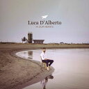 出荷目安の詳細はこちら商品説明クラシカルとエレクトロニックの完璧なバランスを追求した、注目のイタリア現代作曲家によるニュー・アルバム[LP]イタリアの現代作曲家、ルカ・ダルベルト(Luca d'Alberto)のニュー・アルバム『In Our Hearts』[LP]。このアルバムは直前にリリースされているシングルの「Tomorrow」と「Silence」と合わせて3部作のプロジェクトとなっています。人間の感情の深みを探求したプロジェクトで、今回のアルバムでは"希望"がテーマとなり、さらに多くのエレクトロニック・サウンドで表現されています。ルカ・ダルベルトはイタリアの中心に位置するアブルッツォ州で生まれ育った、ポスト・クラシカル作曲家、プロデューサー、マルチ・インストゥルメンタリスト、編曲家。このアルバムでもピアノフォルテ、チェロ、ヴィオラ、ヴァイオリン、ギター、ピアノ、プログラミング、シンセサイザーなど、すべての楽器を自ら演奏し、編曲、プロデュースも行っています。その音楽は耳だけでなく、リスナーのあらゆる感覚に向けて作られた音と音符の融合で、日常生活からのちょっとした休息と自身の想像力の中にさまよう機会を提供してくれます。クレモナ、ミラノの音楽院で学び、ヴァイオリニストとして活動していたルカ・ダルベルトですが、その後作曲の道に進み、異なるジャンルや電子音楽のツールに魅了され、自分のアコースティックなパフォーマンス向けに意図された作曲が現代の電子楽器に適していることに気づきます。そして"ポスト・クラシカル"への旅が始まりました。有名な写真家のピーター・リンドバーグ、映画監督のピーター・グリーナウェイとサスキア・ボッデケ、ヴィム&ドナータ・ヴェンダース、ミケーレ・プラチドとコスタンツァ・クアトリリョ、そしてピナ・バウシュによって創設されたタンツシアター・ヴッパータールなど、多くのアーティストたちとのコラボレーションで成功しました。また、AppleやLancomeなどのブランド、ウィンブルドンなどの国際的なスポーツイベントの音楽も担当しています。ルカ・ダルベルトのレコーディングはドイツの現代音楽/ポスト・クラシカルのレーベル、「7K!」との出会いから生まれ、そこで最初の2枚、『Endress』(2017年)と『Exile』(2018年)が制作され、批評家から称賛を受けました。今回の3枚目のアルバムはデッカ・フランス/ユニバーサルからのリリースとなります。「"Tomorrow(明日)"—それを場所のように探し、それを待ちながら私たちは大きな約束の中で生きています。私の音楽によって称賛されるこの崇高な"待機"は、未来への期待を生きるための現在にある瞬間です」——ルカ・ダルベルト（メーカーインフォメーションより）曲目リストDisc11.Adore/2.Beautiful As A Memory/3.We Fall In/4.Tomorrow/5.Malinconica (6/5/1917)/6.Silence/7.Ready For Life/8.A New Dress/9.Anima
