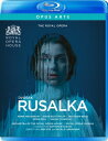 出荷目安の詳細はこちら商品説明参考動画　The Rusalka Effectアスミク・グリゴリアン、コヴェント・ガーデンでルサルカを歌う！ルサルカは森の湖の清らかな水の中で、家族と一緒に暮らす水の精。彼女は湖を訪れた王子に叶わぬ恋をし、魔法使いイェジババに頼んで自分の声を犠牲にして人間の姿を得ます。王子に見出され城に連れていかれたルサルカは、口を利けないままに王子との愛を育もうと努めますが、王子は外国の姫に心を移してしまいます・・・　18世紀後半、チェコの詩人・劇作家のヤロスラフ・クヴァピルがスラヴの民話に登場する水の精を主題に台本を執筆し、最晩年のドヴォルザークが作曲した歌劇『ルサルカ』。重厚なサウンドとライトモチーフの使用はワーグナーの音楽からの影響を見せつつも、チェコの民族的な情感が香り立つノスタルジックな旋律や、水の世界を描写する繊細な音の表情はドヴォルザークならではのものです。ルサルカのアリア『月に寄せる歌』が突出して有名だったこの作品は、近年世界中の歌劇場で広く上演され、チェコ歌劇の金字塔と評価されるようになりました。　2023年2月、コヴェント・ガーデンの新制作として登場した『ルサルカ』のアン・イー＆ナタリー・アブラハミによる演出は、「環境サステナビリティ」をその中心コンセプトに置き、過去にコヴェント・ガーデンで制作されお蔵入りになっていた舞台美術、衣装を再利用するというユニークなもの。ルサルカ役を歌うのは迫真の演技歌唱で人気を集める実力派ソプラノ、アスミク・グリゴリアン。この世のものとは思えないルサルカの姿を浮かび上がらせる透明感溢れる歌唱で聴く者を惹きつけます。幅広いレパートリーを誇り世界中の歌劇場から引く手あまたのデイヴィッド・バット・フィリップが、ルサルカに対する裏切りから真の愛に目覚める王子役を輝かしく歌い上げ、サラ・コノリーが不気味ながらも滑稽味溢れるイェジババ役を達者に演じます。2018年以来チェコ・フィルの音楽監督を務め、チェコ音楽に造詣の深いセミョン・ビシュコフの端正なタクトが、この幻想味溢れる『ルサルカ』の音楽を艶やかに紡いでいきます。（輸入元情報）【収録情報】● ドヴォルザーク：歌劇『ルサルカ』全曲　ルサルカ／アスミク・グリゴリアン（ソプラノ）　王子／デイヴィッド・バット・フィリップ（テノール）　水の精／マシュー・ローズ（バス）　外国の公女／エマ・ベル（ソプラノ） 　イェジババ／サラ・コノリー（メゾ・ソプラノ）　森番／ロス・ラムゴビン（バリトン）　皿洗い／ホンニー・ウー（メゾ・ソプラノ）　森の精1／ヴヴ・ムポフ（ソプラノ）　森の精2／ガブリエレ・クプシテ（メゾ・ソプラノ）　森の精3／アン・マリー・スタンレー（メゾ・ソプラノ）　狩人／ジョンミン・アン（バリトン）、他　コヴェント・ガーデン王立歌劇場合唱団（合唱指揮：ウィリアム・スポルディング）　コヴェント・ガーデン王立歌劇場管弦楽団　セミョン・ビシュコフ（指揮）　演出：アン・イー＆ナタリー・アブラハミ　美術：クローエ・ランフォード　衣装：アンマリー・ウッズ　照明：ポール・コンスタブル　振付：アン・イー　収録時期：2023年3月2,7日　収録場所：ロンドン、コヴェント・ガーデン、ロイヤル・オペラ・ハウス（ライヴ）　映像監督：ブリジット・コールドウェル● 特典映像：『ルサルカ』のメイキング／『ルサルカ』の音楽／キャスト・ギャラリー　収録時間：187分　画面：カラー、16:9、1080i High Definition　音声：PCMステレオ、DTS-HD Master Audio 5.1　歌唱言語：チェコ語　字幕：日本語、英語、フランス語、ドイツ語、韓国語　Region All　ブルーレイディスク対応機器で再生できます。