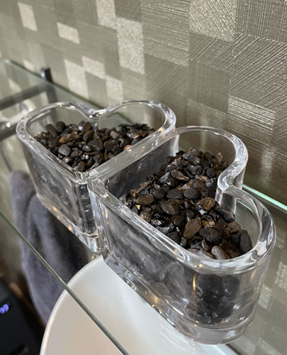 備長炭インテリア Heart ハート2個セット 開店祝 新築祝 開業祝 プレゼント ギフト 誕生日 母の日 父の日 和食 店舗 旅館 うなぎ 焼き鳥 料亭 演出 オブジェ ディスプレイ トイレ エントランス 玄関 リビング おしゃれ 開運 風水 消臭 国産 日本製 備長炭グッズのお店～豊栄