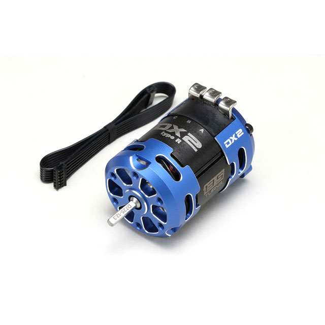 ドリフト用ブラシレスモーターとして高い人気を誇るレーシングパフォーマーDXシリーズに鮮やかなカラーアルマイトをまとった新シリーズが登場します。 2024年マレーシアで開催されたワールドクラスのドリフトイベントWTDCでは、チームヨコモのKAI選手がDX2のプロトタイプ11.5Tを使用して優勝を果たすなど、その性能はすでに折り紙付き。 ややマイルドでPタイル路面にも使いやすい13.5T。 ローターにはマグネットの破損を防止する補強用リングを装着し、従来よりも耐久性を高めています。 高回転型のType-R仕様。200mmセンサーワイヤー付属。