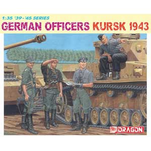 戦闘前の緊張も伝わるフィギュア!! 第二次世界大戦のドイツ軍将校のフィギュア4体をセットした1/35スケールプラスチックモデル組み立てキットです。 第二次世界大戦で展開された史上最大の戦車戦として知られるクルスクの戦い。その開始を翌日に控えた1943年7月3日、準備を整えたドイツ軍部隊の指揮官が地図を広げて最後の確認に余念のない、そんな緊張感あふれる情景を再現したフィギュアのセットです。 指揮官のフィギュアは4体。地図を広げる上級士官と戦車兵、そして、2名の装甲擲弾兵の4体です。ユニフォームは夏服仕様を再現。袖をまくったスタイルを服の皺の表現まで実感たっぷりに表現しています。 擲弾兵の一人は迷彩スモックを着用した状態を再現。4体がそれぞれの服装、ポーズでモデル化され、自然な情景シーンを仕上げていただけます。 特にIV号戦車のモデルと組み合わせはベストマッチ。合わせて作ってディスプレイをお楽しみください。 セットにはヘルメットや弾薬ポーチなどの装備品のほか、柄付き手榴弾やKar98k、MP-40、FG-42などの兵装もセットされています。パーツ数は50パーツ以上。 【主な特徴】 ■第二次世界大戦のドイツ軍将校4体を1/35スケールで再現 ■地図を広げる上級士官と戦車兵が1体ずつ、そして装甲擲弾兵が2体をセットで再現 ■ヘルメットや弾薬ポーチなどの装備品のほか、柄付き手榴弾やKar98k、MP-40、FG-42などの兵装もセット ■ユニフォームは夏服仕様を再現され、袖をまくったスタイルを服の皺も表現 ■擲弾兵の一人は迷彩スモックを着用した状態を再現 ■部品点数:50点以上