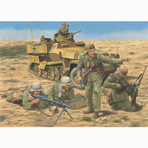 プラスチックモデルキット コード：4545782027549 過酷な砂漠地帯を舞台に繰り広げられた第二次大戦の北アフリカ戦線で活躍したドイツ軍歩兵を再現した1/35スケールのプラスチックモデル組み立てキットです。 枢軸国と連合軍が広大な砂漠地帯を舞台に繰り広げた北アフリカでの戦い。 その中でエル・アラメインの戦いはターニングポイントになった戦いのひとつに上げられます。 イギリス軍を中心に連合軍が防衛するエル・アラメインをロンメル率いるドイツアフリカ軍団を中心にした枢軸国が攻めた攻防戦は1942年に7月と10月から11月にかけての2回にわたって行われ、連合軍が勝利を手にしました。 これ以降、枢軸国は劣勢となり、北アフリカ戦線撤退へと繋がっていったのです。 モデルはエル・アラメインの戦いで奮戦したドイツ軍のアフリカ軍団歩兵を再現。 連合軍を攻め立てる迫力あるポーズのフィギュア4体セットです。 スケールは1/35。典型的なアフリカ軍団歩兵のユニフォーム、熱帯地用防暑服着用姿をディテールだけでなく、服の皺などの表現にも拘って再現。足元はアンクルブーツを履いています。 伏せてMG34機関銃を構える兵士の隣には同じく伏せて弾帯を送る兵士の組み合わせ。 この2体の兵士は太陽で色あせたヘルメットカバーを装着したヘルメットを被っています。 立ちポーズの兵士はヘルメットのゴーグルをセット。 立膝でKar98kライフルを持つ兵士は弾薬ポーチに手を入れて予備弾薬を取り出すポーズ。 まさに戦闘中の緊迫した情景が再現できるセットです。 ポーチやガスマスクケース、ホルスターなど、装備品も豊富。リアリティを高めます。 単体ではもちろん、II号戦車などと組み合わせて勢いある情景製作が楽しみなキットです。 【主な特徴】 ■第二次世界大戦北アフリカで活躍したドイツ軍の歩兵を1/35スケールで再現 ■連合軍を攻め立てる迫力あるポーズのフィギュア4体セット ■伏せてMG34機関銃を構える兵士の隣には同じく伏せて弾帯を送る兵士の組み合わせ ■典型的なアフリカ軍団歩兵のユニフォーム、熱帯地用防暑服着用姿をディテールだけでなく、服の皺などの表現にも拘って再現 ■ポーチやガスマスクケース、ホルスターなど、装備品も豊富 パッケージサイズ：160×260×40mm