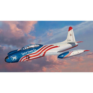 T-33 シューティングスターはアメリカ初の実用ジェット戦闘機P/F-80 の派生型として開発された練習機です。 低空低速時の操縦性が安定しており、6,000 機以上が生産され優秀な練習機としてアメリカ空軍をはじめ各国で使用されました。 大好評「1/72 T-33」から早くも第2 弾が登場！ マーキングは1976 年のアメリカ建国200 周年を記念したアメリカ空軍の特別塗装機。機体のブルー部分はデカール、塗装を選択して製作可能!! 実機取材や各種資料の徹底的なリサーチにより、機体フォルムやディテールを忠実に再現しています。 イタリア カルトグラフ製の最高級シルクスクリーンデカール付属。 &nbsp; 主翼は2 種類のモールドによって形状を再現 脚収納庫も精密に再現。エアブレーキは開閉を選択して製作可能 T-33 の滑らかな曲面を徹底的に追及 コクピット内部は計器盤、操縦桿などをリアルにパーツ化 組立て易く、正確なフォルムに仕上がるパーツ分割 &nbsp;