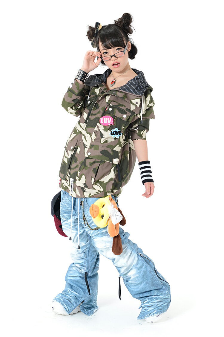 ★AIRJUST／AS SERIES ヘビロテしちゃおう！カモ柄シャツが一気に大人っぽ★ウォッシュデニムのコーデで大人レディにトライしよっ★細見え胸キュン&#9829;スタイル美人を目指そ♪ □AS シリーズ AIRJUSTダブルネームモデル ■Size：S/M/L/XL (Unisex)　※全モデル男女兼用ウェア■ポリエステル 100 小松精錬サイトス、セーレンテクノブレン　※日本製生地使用：ギャランティタグ付き■耐水性：20,000mm■透湿性：10,000g/&#13217;/24hrs■ □主な機能・装備 ■フェイスマスク■脱着・連結式パウダースカート■脱着式アームゲーター　■デザインシーズンパスケース■キーフック■ロック式ジッパー■i-Podポケット■ウエストアジャスター■吸汗速乾高密度特殊メッシュ■リフトIC隠しポケット■ダブルウエスト■立体裁断サルエルシルエット■ツールポケット■裾口耐久生地■モノグラム裏地■シルエットアジャスター■スマイルマーク■高画質パネルプリント■ホワイトリベット■脱着・連結式ウエストゲーター■フルシームテープ AIRJUSTで取り扱う特殊被服は自社規格に基づいたサイズ表記です。体型には個人差がございますのでサイズ表記はあくまで目安としてご参照ください。本サイズ表によるクレームは一切お受けできません。なお、返品・交換ができませんのでサイズに関して心配なお客様は必ずお問合せください。 【販売条件の違い】本製品は素材機能をメーカーのギャランディどうりご提供させていただくため、製造ロットを表題の末尾で管理しております。 各、商品ページにある表題末尾の数字が小さいほど生産された後、年数が経過している商品となります。 また、末尾の数字が大きいほど新しく生産された製品です。耐久性の目安としてお選びください。 メーカー希望小売価格はメーカーカタログに基づいて掲載しています「安いウェアを疑え！」スノーボードウェアを選ぶ際、何を重視しますか？デザイン、機能、スタイル、価格？「価格」と答えたお客様、是非この文章を読んでいただき&quot;ウェア選び&quot;の参考にしてください。まず、「安いウェア」に注目すべき点は生地のスペックです。よく&quot;耐水圧10,000mm&quot; とか&quot;防水性20,000mm&quot;といかにも大げさな表記を目にしますが雪や水を進入させない技術はいとも簡単にできてしまいます。重要なのは&quot;透湿性&quot;と呼ばれるウェア内部の汗や熱気をどれだけ外に放出できるかという部分です。残念ながら「安いウェア」では透湿1,000mm程度しかなく、運動すると「サウナスーツ」のような状態となります。弊社のウェアは透湿10,000?20,000mmをギャランティーしており、激しい運動でもウェア内部の状態を安定させ常に快適でいられるのです。つまりそこが「安いウェア」と決定的に違う部分なのです。その他「安いウェア」にあるリスクを記しますので&quot;間違えないウェア選び&quot;の参考にしてくだい。●素材をつなぎ合わせる地縫いが省かれている箇所がある＝力がかかった時の強度が弱い。●運動量の多いスノーボードウエアだが、ベンチレーションがない＝ウエア内の熱や湿気を外に効率的に逃がすことができない●裏面の素材が全て起毛素材＝運動しているとずり上がってくる現象が発生する●フード裏素材が起毛素材＝水をはじかない＝雨や雪が降っている時に濡れてしまう重くなる●シームシーリング処理(縫い目の防水加工)が完全に施されていない(フルシームではない)主立った部分にしか施行されていない＝縫い目をつたって水がウエア内部に浸入＝濡れる裏が防水コーティングされている表地なので水が抜けにくい●ファスナーや資材など中国現地メーカーものと思われる＝品質が悪いものも見受けられる。ファスナーはYKK製に比べると破損し易い※開閉頻度が高いフロントファスナーのみYKKを使用●リストゲーターがイマイチ（2wayストレッチ素材を使っていない 親指を通すサムホールがない）＝リストゲーターをすることで、転んだときなど、袖がめくれ上がって、袖から雪の進入を防ぐという観点から考えるとサムホールがないので、転んだ時などにウエアがめくれ上がる付け心地が悪い●表地のコーティング加工面（防水透湿加工面）がむき出し＝摩擦等で加工面に傷が入った場合、水が浸入し易い　見栄えが悪い●足口スパッツの開口部が完全に閉じない＝冷気(天候や気温によっては寒い)や水が浸入し易い●衿ぐりが水の浸入しずらい縫製になっていない＝シームシーリング処理が施されていないので水が浸入しずらい縫製にした方がよいのでは？●PNTのポケットにファスナーが使用されていない＝雪や水が浸入しやすいものを落としやすい　以上