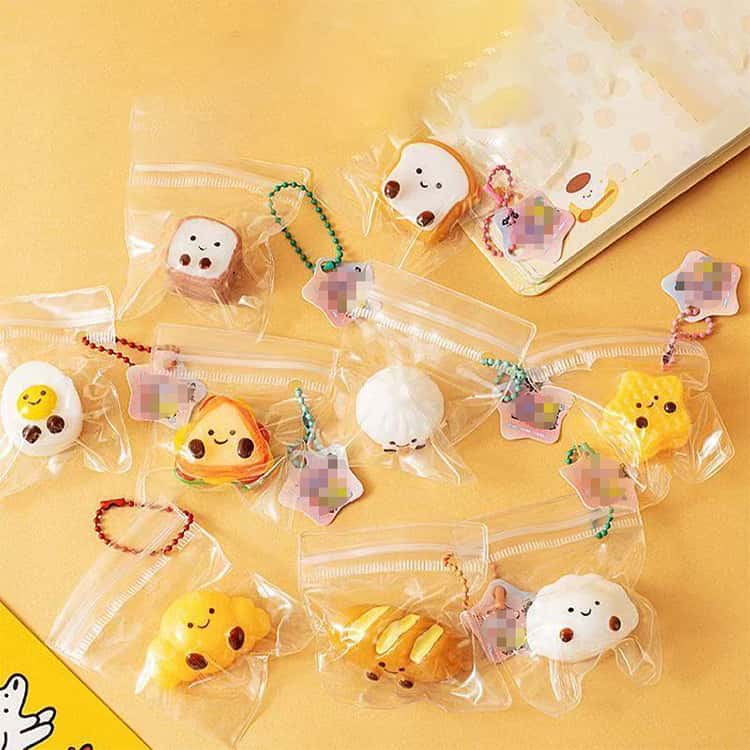 ミニスクイーズ 食物 8個セット キーホルダー ミニスクイーズ シリコン チャーム ぷにぷに 暇つぶし 握る玩具 ケーキ たまご サンドイッチ 餃子 可愛い トースト 食べ物 スクイーズ もちもち 手触りが柔らかく hobbyroute-10002983 ホビールート サンプル画像3