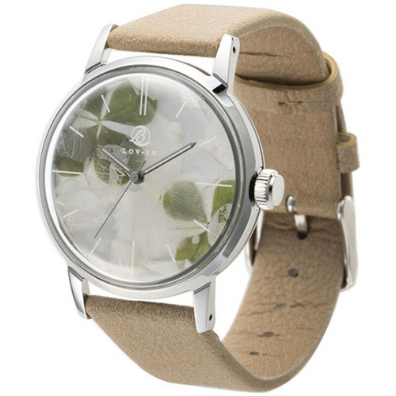 特長柔らかな天然の花びらとクローバーをあしらったボタニカルクローバーウォッチ。花には、人の心を癒してくれる不思議な力が秘められています。「毎日手元を飾るかわいい花たちに癒されますように」と願いを込めて、この時計は誕生しました。・プリザーブドフラワーを封入した、天然の花びらの表情を楽しむ世界に一つだけのデザイン・イタリアの加工工場から廃棄されるりんごの繊維をアップサイクルしたアップルスキンレザー使用・丸く立体感のあるドーム型風防は大きめサイズで細見え効果仕様●カラー : シルバーケース&アーモンドカラー●素材 : (ケース・バックル)ステンレススチール/(ダイヤル)アクリル樹脂、ドライフラワー、ブラス/(風防)ポリカーボネイト/(バンド)アップルスキンレザー●本体重量 : 約36g●ケースサイズ : 約タテ36mm xヨコ36mm x 厚さ13mm●ベルトサイズ : 幅16mm/着用サイズ約12〜17cm●防水性 : 3気圧防水(日常生活防水)●ムーブメント : 日本製3針●精度 : 平均月差±20秒(5℃〜35℃内の常温下で使用時に限る)●原産国 : 日本●保証期間 : 1年※商品仕様は予告なく変更となる場合があります。ご了承ください。備考※メーカー取り寄せ商品となりますので、ご注文後の注文キャンセルはお承りできません。※メーカー取り寄せ商品となりますので、返品交換は一切お受けいたしかねます。ただし初期不良の場合でメーカーに在庫が確認できる場合は交換にて対応致します。※商品開梱後は組み立てやご使用の前に、コンディション・付属品類が揃っていることをご確認ください。 お客様の都合による返品・交換はお受けできませんので、ご注意ください。※掲載商品は、メーカー都合により予告無く仕様を変更（商品名やパッケージを含む）する場合があります。そのため、掲載内容（商品名・商品説明・商品画像等）はお届けする品物と異なる場合がございます。※メーカー取り寄せ商品となりますので、メーカー欠品の場合はご注文をキャンセルさせていただきます。あらかじめご了承ください。※取り寄せ品のため納期が前後する場合がございます。あらかじめご了承下さい。
