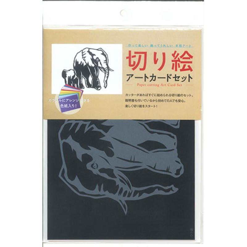 特長切り絵のアートカードを作成できるセットです。切り方説明書付きなので初心者でも安心。絵柄を切る！好みの色を付ける！台紙に貼る！飾って楽しむ切り絵セットです。仕様●セット内容:切り絵の下絵、色紙、トレーシングペーパー、台紙、封筒●必要な道具:カッター、カッティングマット、のり●素材:紙(個装PP)●商品サイズ:ポストカード●パッケージサイズ:横14.4cm×縦22.2cm●生産国:日本【作り方】・切り絵の黒い部分を切り抜く・トレーシングペーパーを切り絵に重ねて鉛筆などで型どる　(のりしろ部分ができるように少し大きめにする)・色紙にトレーシングペーパーを重ね、2枚一緒に切る・切った色紙を切り絵のウラ面に貼る・ウラ面にのりを付け台紙に貼る・完成!郵送際は切手をお貼りください備考※メーカー取り寄せ商品となりますので、ご注文後の注文キャンセルはお承りできません。※メーカー取り寄せ商品となりますので、返品交換は一切お受けいたしかねます。ただし初期不良の場合でメーカーに在庫が確認できる場合は交換にて対応致します。※商品開梱後は組み立てやご使用の前に、コンディション・付属品類が揃っていることをご確認ください。 お客様の都合による返品・交換はお受けできませんので、ご注意ください。※掲載商品は、メーカー都合により予告無く仕様を変更（商品名やパッケージを含む）する場合があります。そのため、掲載内容（商品名・商品説明・商品画像等）はお届けする品物と異なる場合がございます。※メーカー取り寄せ商品となりますので、メーカー欠品の場合はご注文をキャンセルさせていただきます。あらかじめご了承ください。※取り寄せ品のため納期が前後する場合がございます。あらかじめご了承下さい。