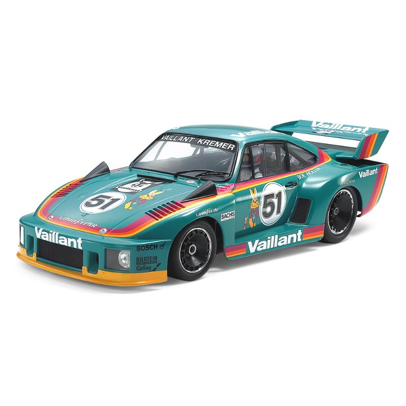 商品紹介20071 1/20 ポルシェ 935 ヴァイラント 【特別販売商品/スポット再販】【 独自のアイデアでワークスマシンに挑む 】 1976年に始まったグループ5レーシングカーによるメーカー世界選手権レースを制覇するために開発され、同年のチャンピオンに輝いたのがポルシェ 935です。翌77年からは有力プライベートチームにも市販され、ワークスマシンとともにレースを席巻します。中でも、ドイツの空調機器・給湯器専門メーカー「ヴァイラント」をメインスポンサーとしたクレマーレーシングのマシンは独自のモディファイを施した迫力のボディに、670馬力を発揮する空冷水平対向6気筒ターボエンジンを搭載。ヴァイラントのコーポレートカラーとなっている鮮やかなコバルトグリーンをまとい、各部に同社のウサギのマスコットマークを配していたのが特徴です。この年7月のメーカー世界選手権第8戦、ホッケンハイム6時間レースではワークスマシンを抑えて見事に優勝。また、ドイツ国内で開催されたDRM(ドイツレーシングカー選手権)で4勝をあげるなど大活躍。数あるプライベーターが操る935の中でも、最良の1台として注目を集めたのです。 【 模型要目 】 ★1/20スケールのプラスチックモデル組み立てキットです。★全長235mm、全幅104mm、全高65mm。★独自のモディファイが加えられたクレマーレーシングのマシンを実車そのままに再現。★エンジンフードは脱着可能。完成後も水平対向6気筒ターボエンジンを観察できます。★ロールケージを備えたタイトなコクピットも立体感豊かな仕上がり。★ワイドなスリックタイヤは質感あるソリッドゴム製。★ウサギのマスコットやストライプなどは高品質なカルトグラフ社製スライドマークで用意。ゼッケンナンバーは51番と4番の2種類が選べます。★ドライバー人形1体付き。メーカー(株)タミヤJAN4950344200719備考※メーカー取り寄せ商品となりますので、ご注文後の注文キャンセルはお承りできません。※メーカー取り寄せ商品となりますので、返品交換は一切お受けいたしかねます。ただし初期不良の場合でメーカーに在庫が確認できる場合は交換にて対応致します。※商品開梱後は組み立てやご使用の前に、コンディション・付属品類が揃っていることをご確認ください。 お客様の都合による返品・交換はお受けできませんので、ご注意ください。※メーカー取り寄せ商品となりますので、メーカー欠品の場合はご注文をキャンセルさせていただきます。あらかじめご了承ください。※取り寄せ品のため納期が前後する場合がございます。あらかじめご了承下さい。