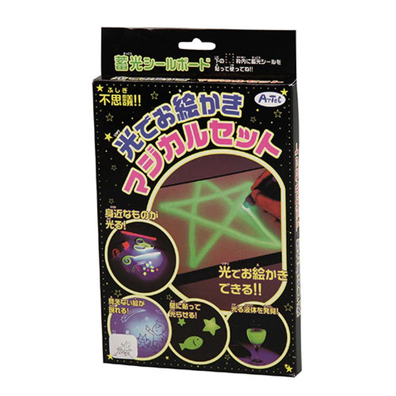 ペンシル型のブラックライトを蓄光シールに照射し、絵を描いたり影をつけたりする科学キットです。ブラックライトで照らすと文字や絵が浮き出る特殊インクを使用したマジカルライトペンが付属しています。光(ブラックライト)で絵をかくマジカルセット!蓄光シールは貼ってはがせる弱粘着タイプですので、壁などに貼り付け可能です。マジカルライトを蓄光シールに照らして絵を描いたり影をつけたりできる!遊び方いろいろ　●身近な光るもの●なぞの絵●光る液体●光のもよう●かげをつくる●光でお絵かきマジカルライトペン付商品サイズ(単位mm):蓄光シール:150×200mm重量(g):52g材質:蓄光シール:PVC、マジカルライトペン:PE包装サイズ:270x158x22mm備考※メーカー取り寄せ商品となりますので、ご注文後の注文キャンセルはお承りできません。※メーカー取り寄せ商品となりますので、返品交換は一切お受けいたしかねます。ただし初期不良の場合でメーカーに在庫が確認できる場合は交換にて対応致します。※商品開梱後は組み立てやご使用の前に、コンディション・付属品類が揃っていることをご確認ください。 お客様の都合による返品・交換はお受けできませんので、ご注意ください。※メーカー取り寄せ商品となりますので、メーカー欠品の場合はご注文をキャンセルさせていただきます。あらかじめご了承ください。