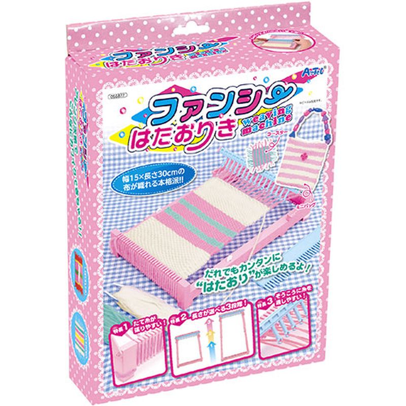 A4サイズより小さい卓上型!! 幅150×長さ約300mmまで織れる本格派!!※黄、赤、緑の糸、ビーズはついていません。布は織れません。商品サイズ(単位mm):伸びていない状態:270×190×65mm横糸棒:2.5×18、はたおりき本体:27〜39×19×6.5cmセット内容:はたおりき×1、毛糸3色×1セット、ピン×2、くし×1、横糸棒×2重量(g):338g材質:ABS包装サイズ:295x210x55mm生産国:中国備考※メーカー取り寄せ商品となりますので、ご注文後の注文キャンセルはお承りできません。※メーカー取り寄せ商品となりますので、返品交換は一切お受けいたしかねます。ただし初期不良の場合でメーカーに在庫が確認できる場合は交換にて対応致します。※商品開梱後は組み立てやご使用の前に、コンディション・付属品類が揃っていることをご確認ください。 お客様の都合による返品・交換はお受けできませんので、ご注意ください。※メーカー取り寄せ商品となりますので、メーカー欠品の場合はご注文をキャンセルさせていただきます。あらかじめご了承ください。