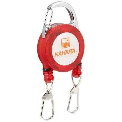 便利なツインピンオンリール。両方のコードを使用できる設計。 コード本数: 2本 各コード長: 45cm コード素材: 紐 コード色: 黒 カラー: レッド スペック カラー: レッド系