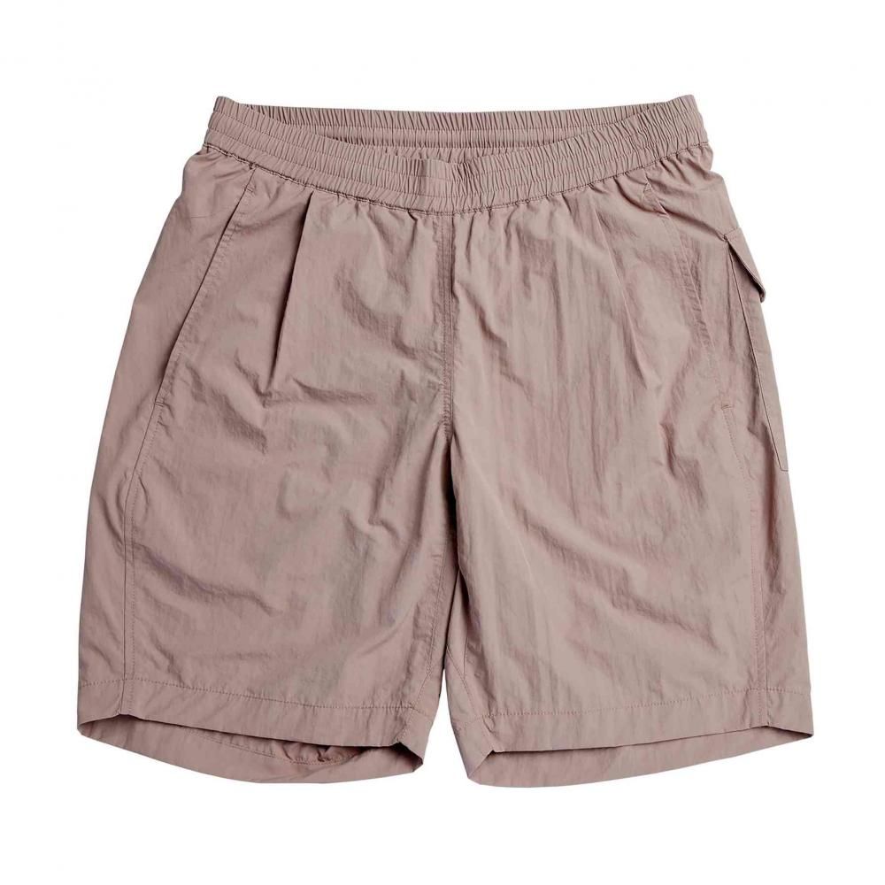 撥水性のナイロン素材を使用したショートパンツ。リラックスフィットでありながら、フィールドでも活躍するデザイン。 ナイロン素材で濡れても乾きやすい ウエストゴム仕様で快適なフィット感 スマホポケットを備えた多機能ポケット設計 股下にマチを追加し、動きやすさを向上 ビンテージ調のワッシャー加工で普段使いにも適したデザイン スペック サイズ: XL ウエスト: 88-110cm ヒップ: 122cm 股上: 26cm 股下: 26cm 裾幅: 29cm カラー: ピンク