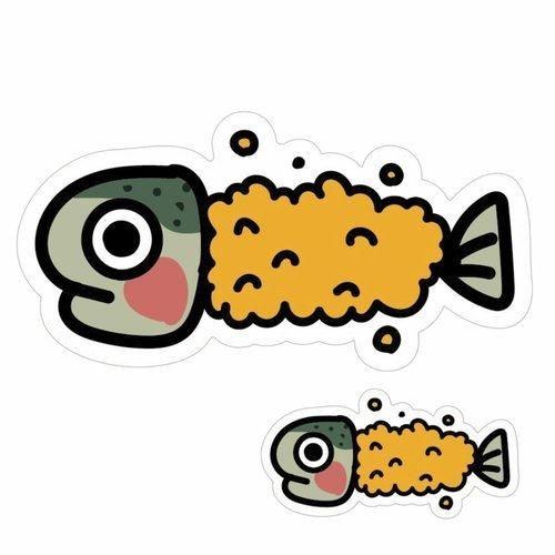 生命感あふれるデザインのステッカー。フライバージョンの食べられマスが特徴です。 ホネホネなデザインながら元気な印象 耐水・耐候性に優れた素材を使用 日の当たる場所や水分の付着する場所でも使用可能 ちょっと変わったイラストが魅力的 スペック サイズ: 大 H30mm × W60mm サイズ: 小 H15mm × W30mm 重さ: 5g