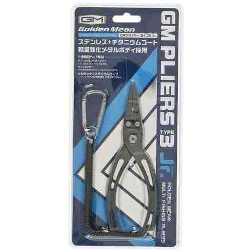 手に収まりやすく細かな作業が行いやすい、マルチコンパクトプライヤー「GMプライヤータイプ3 Jr.」。 ステンレス+チタニウムコート軽量強化ボディ採用 PEラインもスパッと切れるラインカッター スプリットリングオープナーを一体化した多機能ヘッド形状 握りやすいグリップ形状 携帯に便利なカラビナ&スパイラルロープ付き 様々なフィッシングシーンで必要とされるマルチな機能を備えたコンパクトプライヤー。